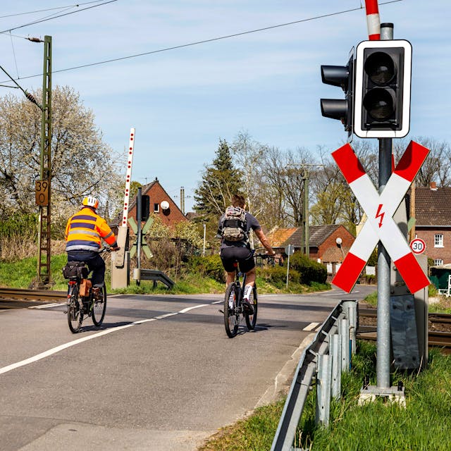 Berliner Radfahrer fährt gegen Schranke und klagt