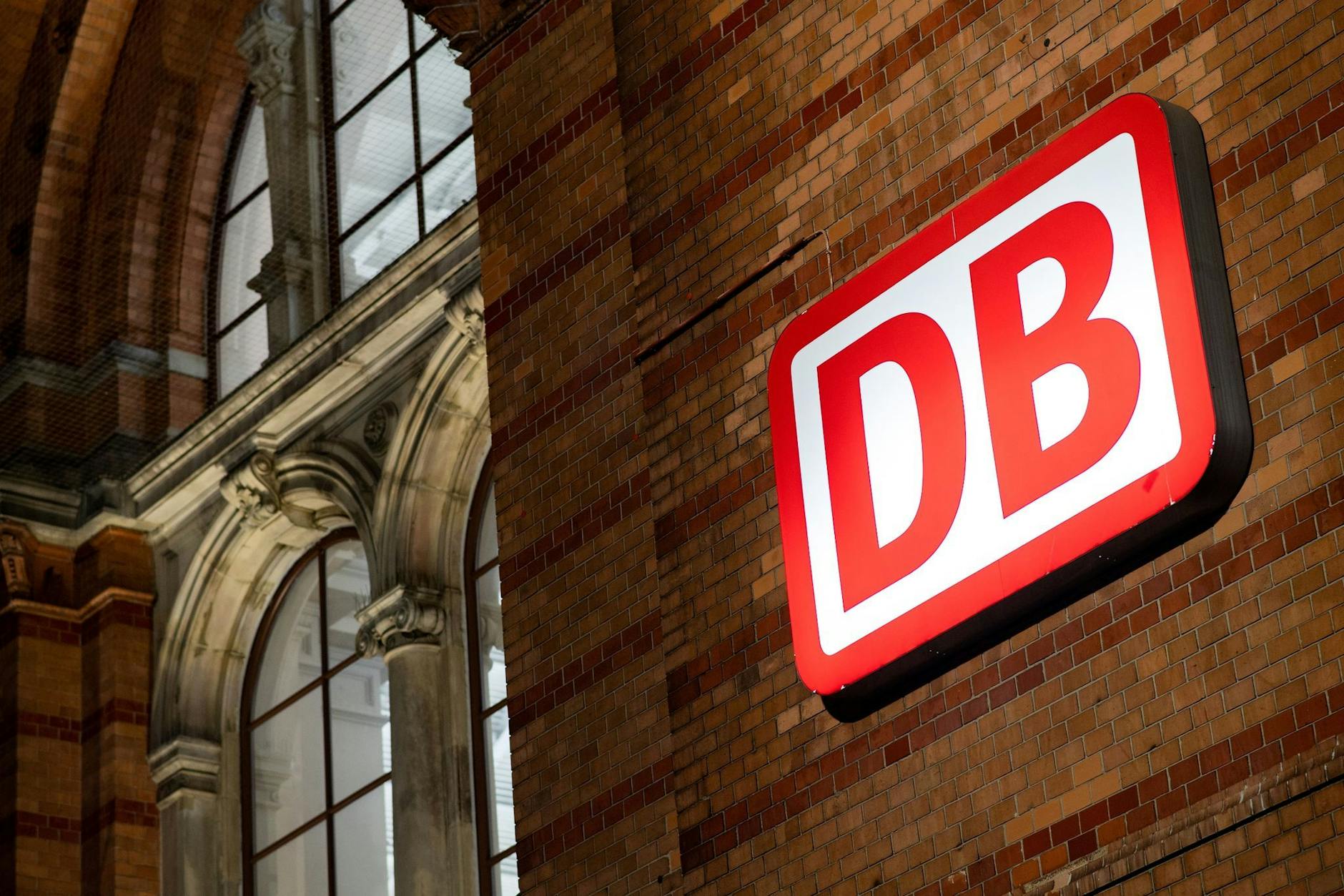 ARCHIV - Das Logo der Deutschen Bahn (DB). bolbild