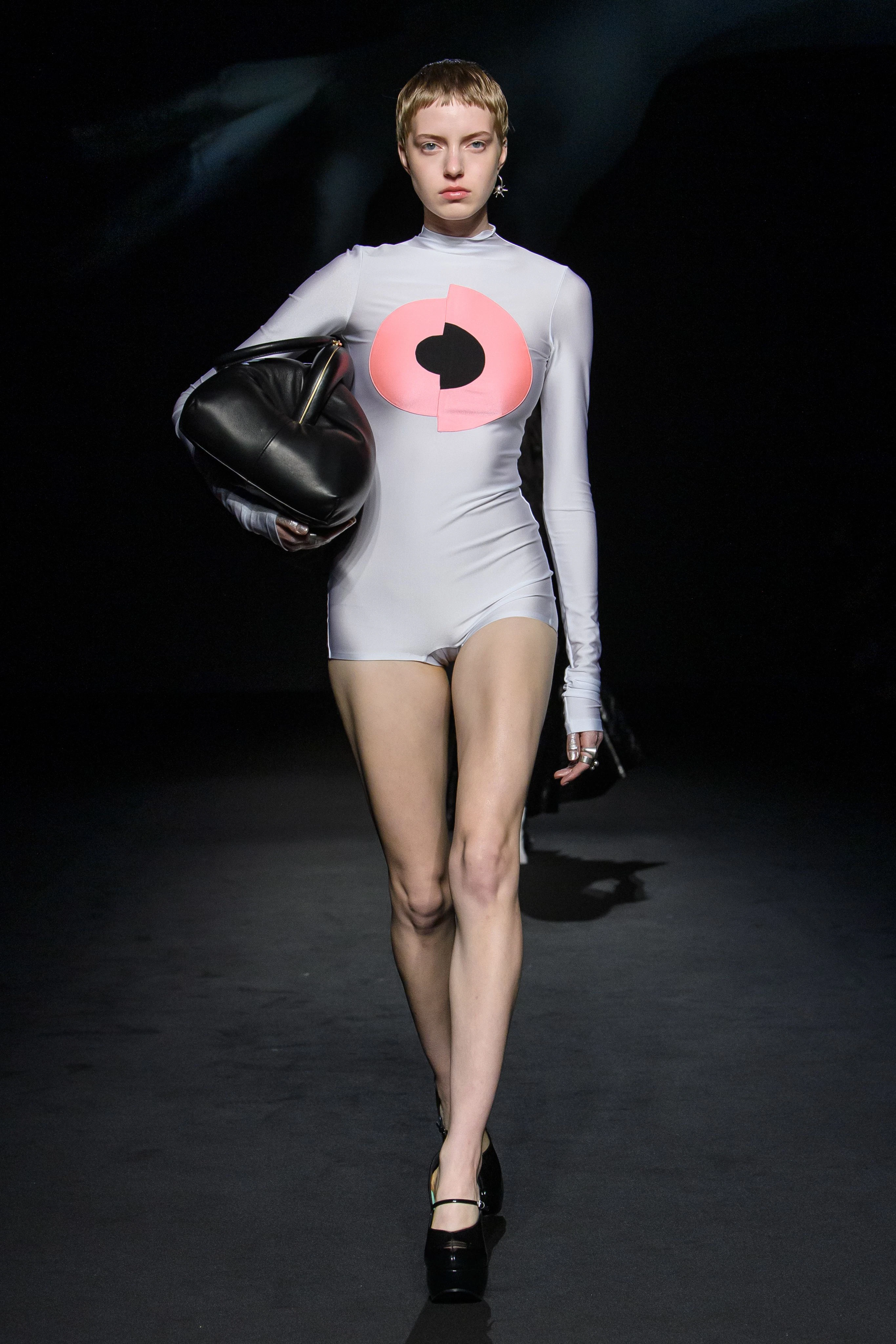 Sportmax schlägt für den nächsten Frühling einen Einteiler vor, der genau genommen ein Body ist.