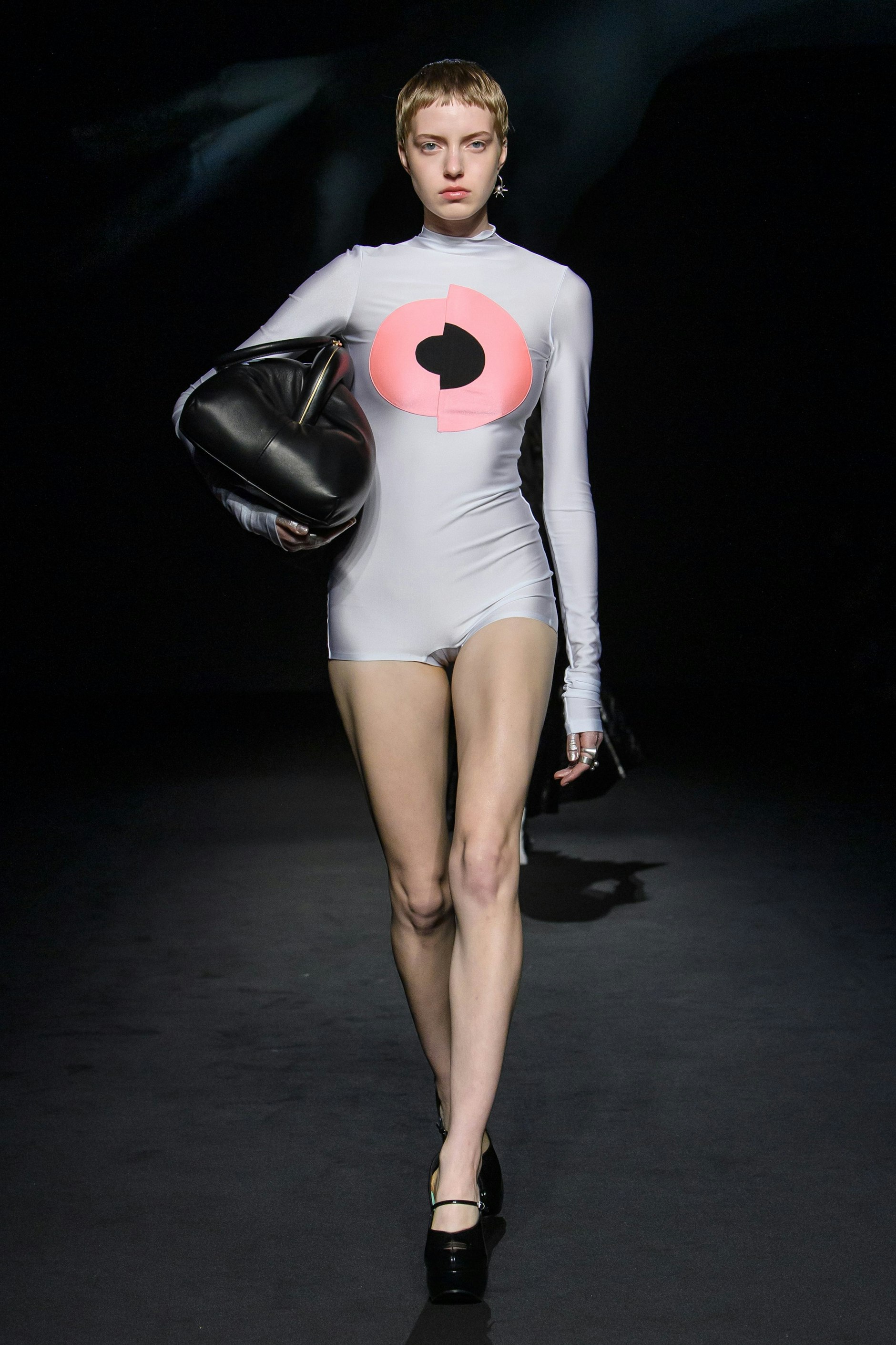 Sportmax schlägt für den nächsten Frühling einen Einteiler vor, der genau genommen ein Body ist.