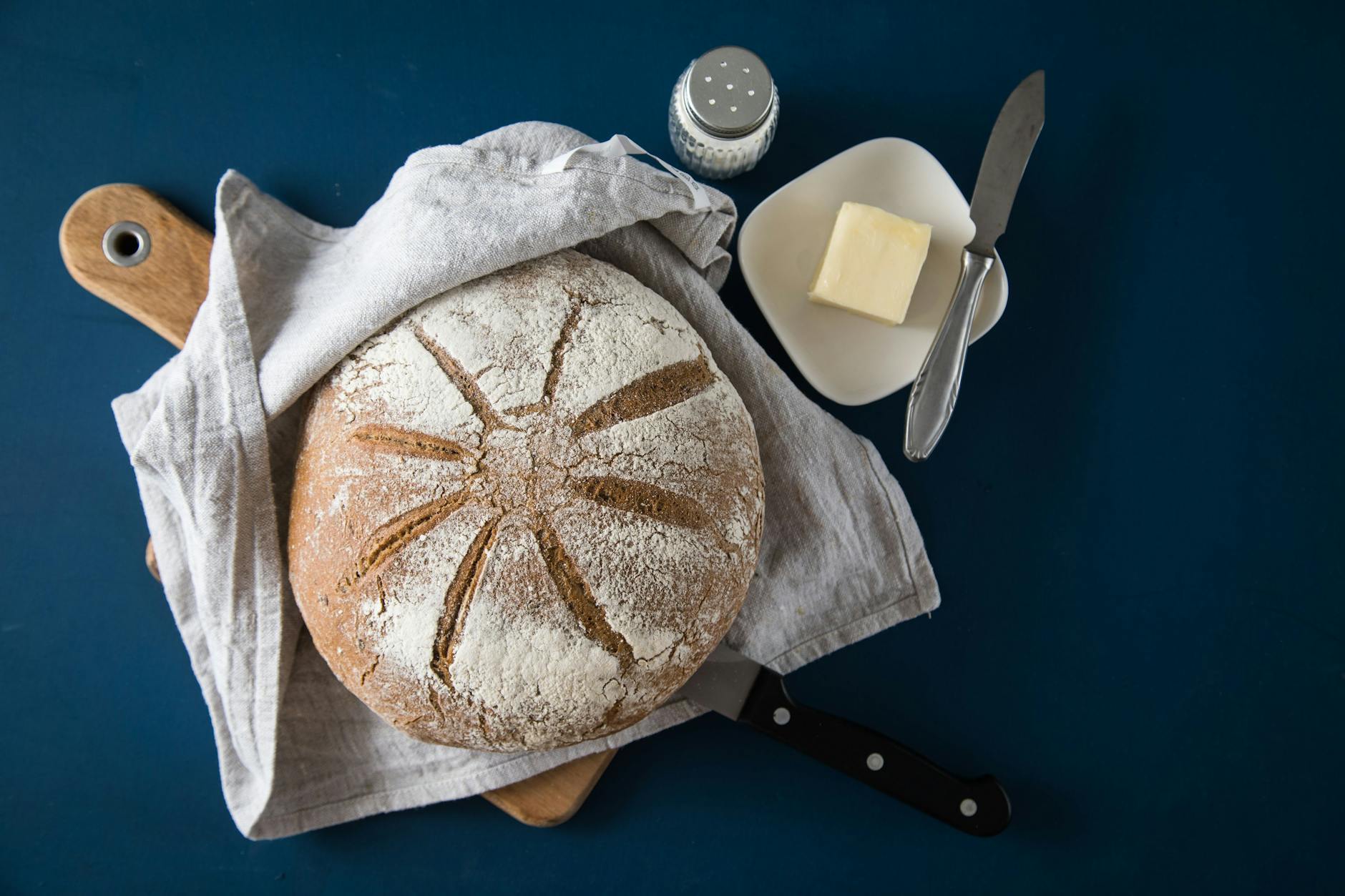 Leckeres Brot kann man mit einem einfachen Rezept zu Hause günstig selber backen.