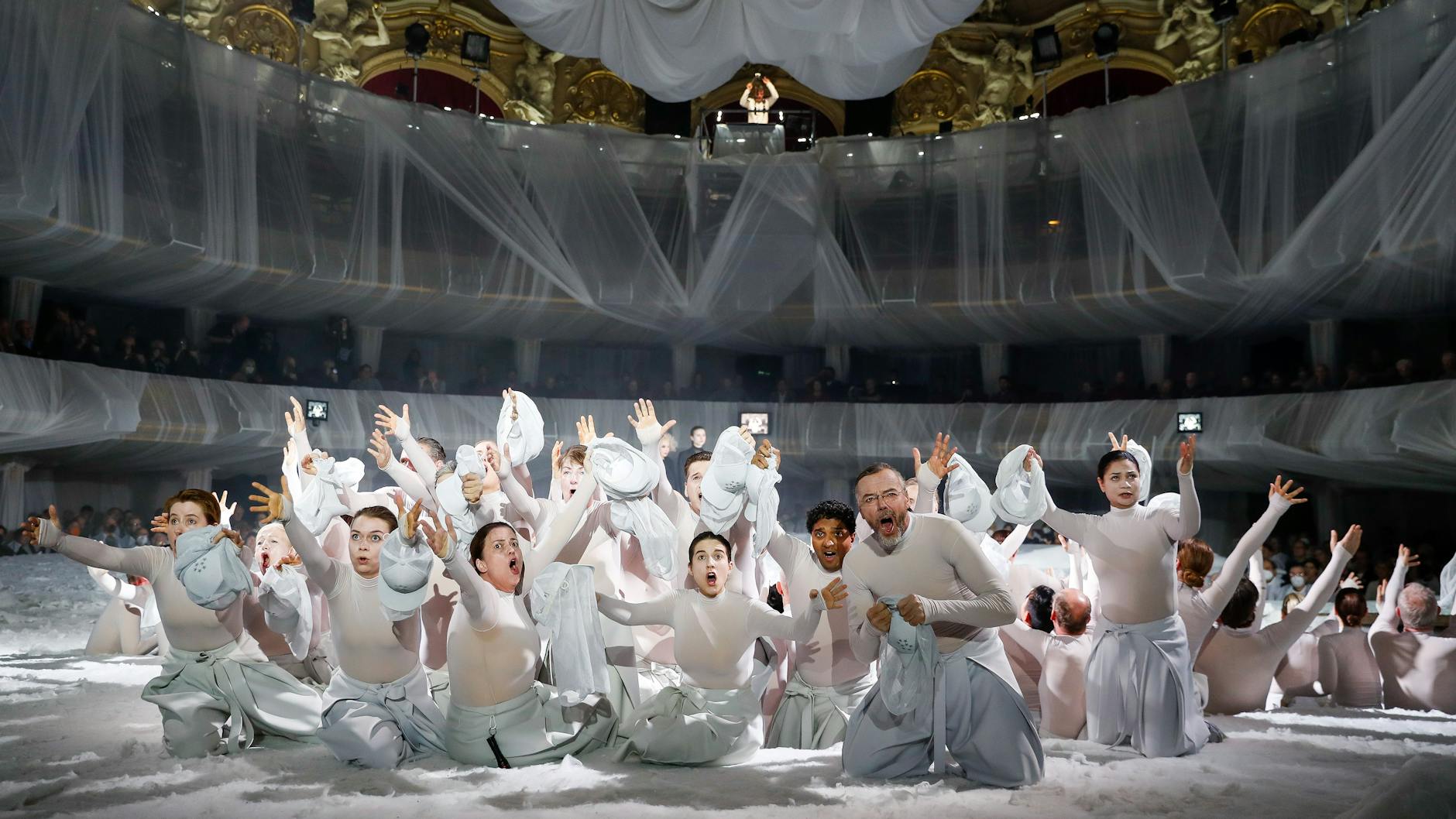 Die letzten Worte des Chors stammen aus dem Gedicht von Bertolt Brecht An die Nachgeborenen: „… ihr, wenn es soweit sein wird, dass der Mensch dem Menschen ein Helfer ist, gedenkt unsrer mit Nachsicht.“ In der Komischen Oper wird Luigi Nonos „Intolleranza 1960“ gespielt. 