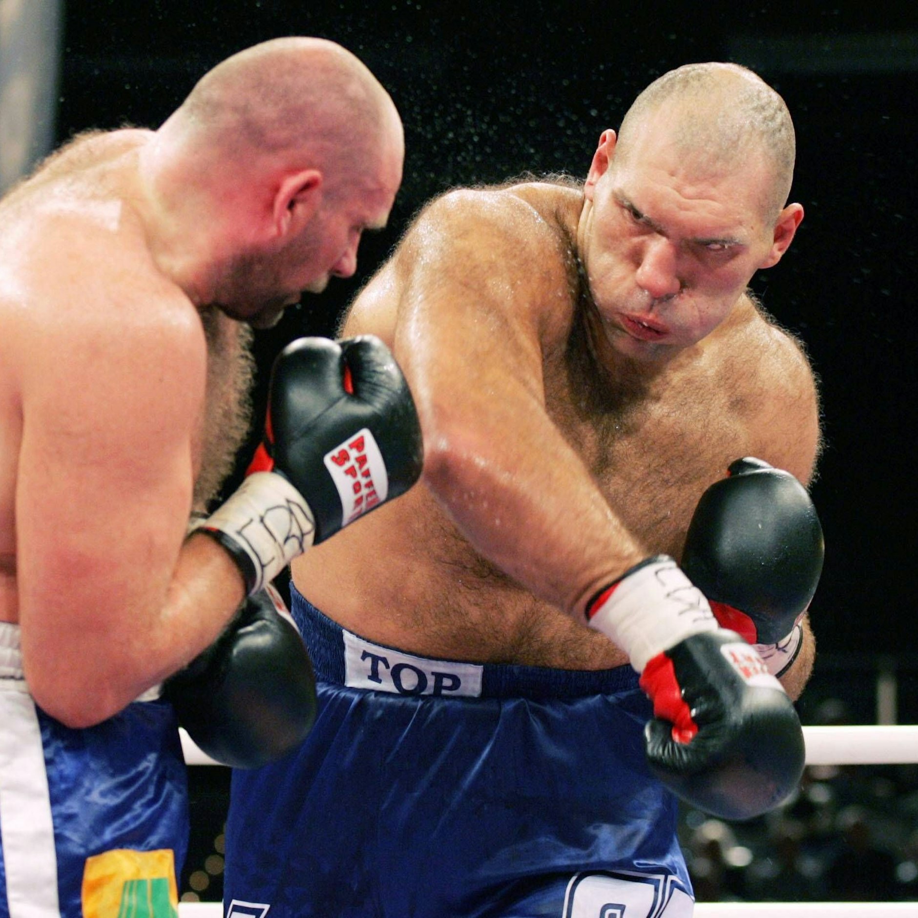 Nikolai Walujew haute als Box-Profi die Gegner reihenweise um. Kein Wunder bei der Größe von 2,13 Metern.