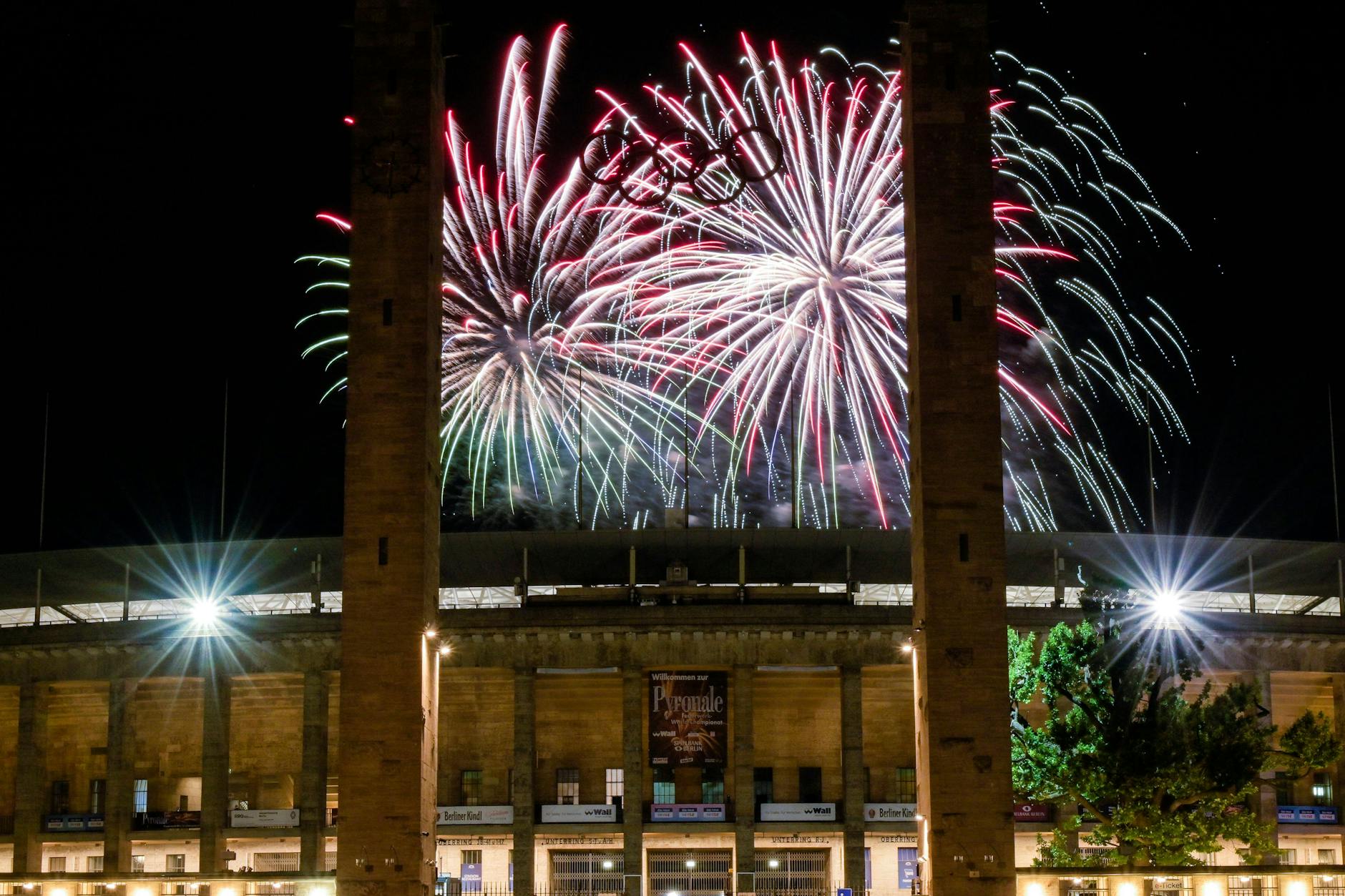 Die Pyronale im Olympiastadion ist ein Besuchermagnet. Einheimische gucken für umme von außen zu.