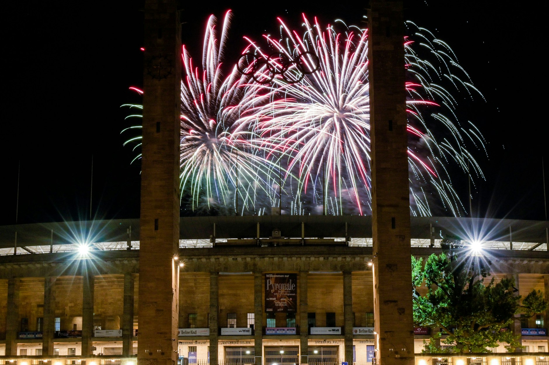 Die Pyronale im Olympiastadion ist ein Besuchermagnet. Einheimische gucken für umme von außen zu.