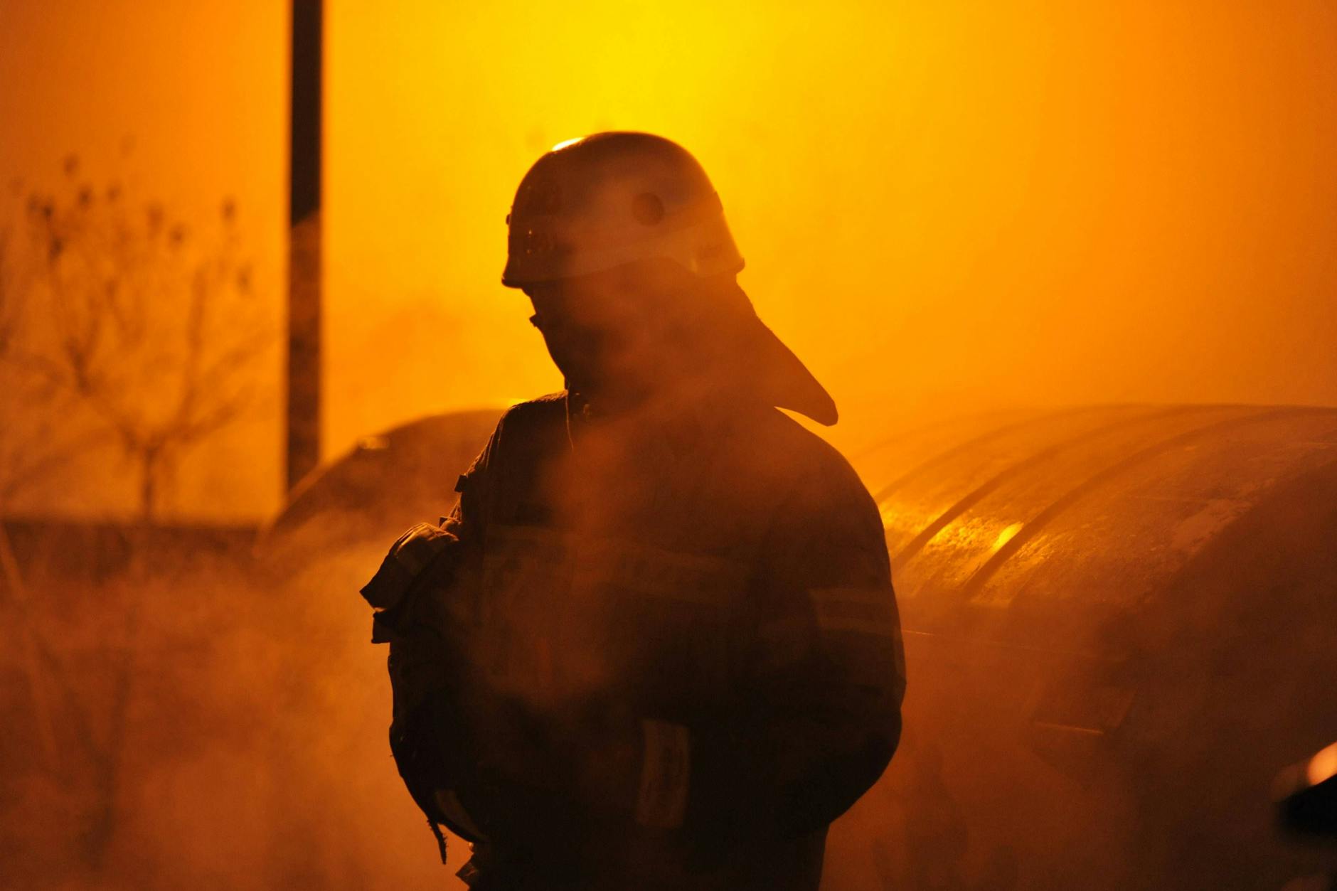 Feuerwehrmann bei Löscharbeiten an einem in Brand geratenen Müllcontainer in der Neujahrsnacht in Berlin-Friedrichsfelde.