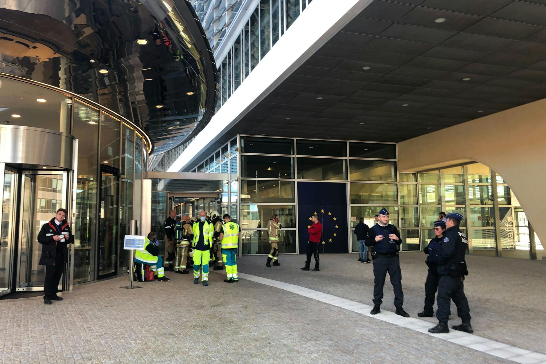 Brüssel: Polizisten und Einsatzkräfte der Feuerwehr stehen vor dem Berlaymont-Gebäude, dem Sitz der Europäischen Kommission. 