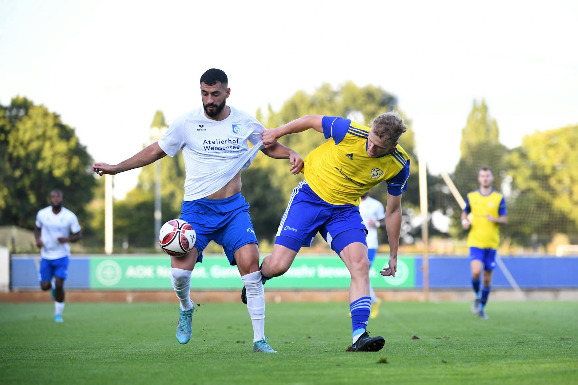 Türkei-Rückkehrer Tolcay Cigerci von der VSG Altglienicke – hier im Zweikampf mit Luckenwaldes Ian Kroh – hofft auf seinen fünften Saisontreffer.
