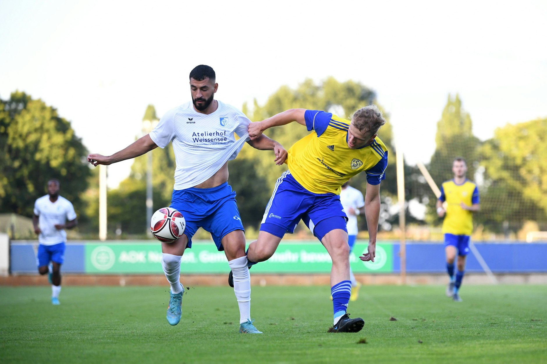Türkei-Rückkehrer Tolcay Cigerci von der VSG Altglienicke – hier im Zweikampf mit Luckenwaldes Ian Kroh – hofft auf seinen fünften Saisontreffer.