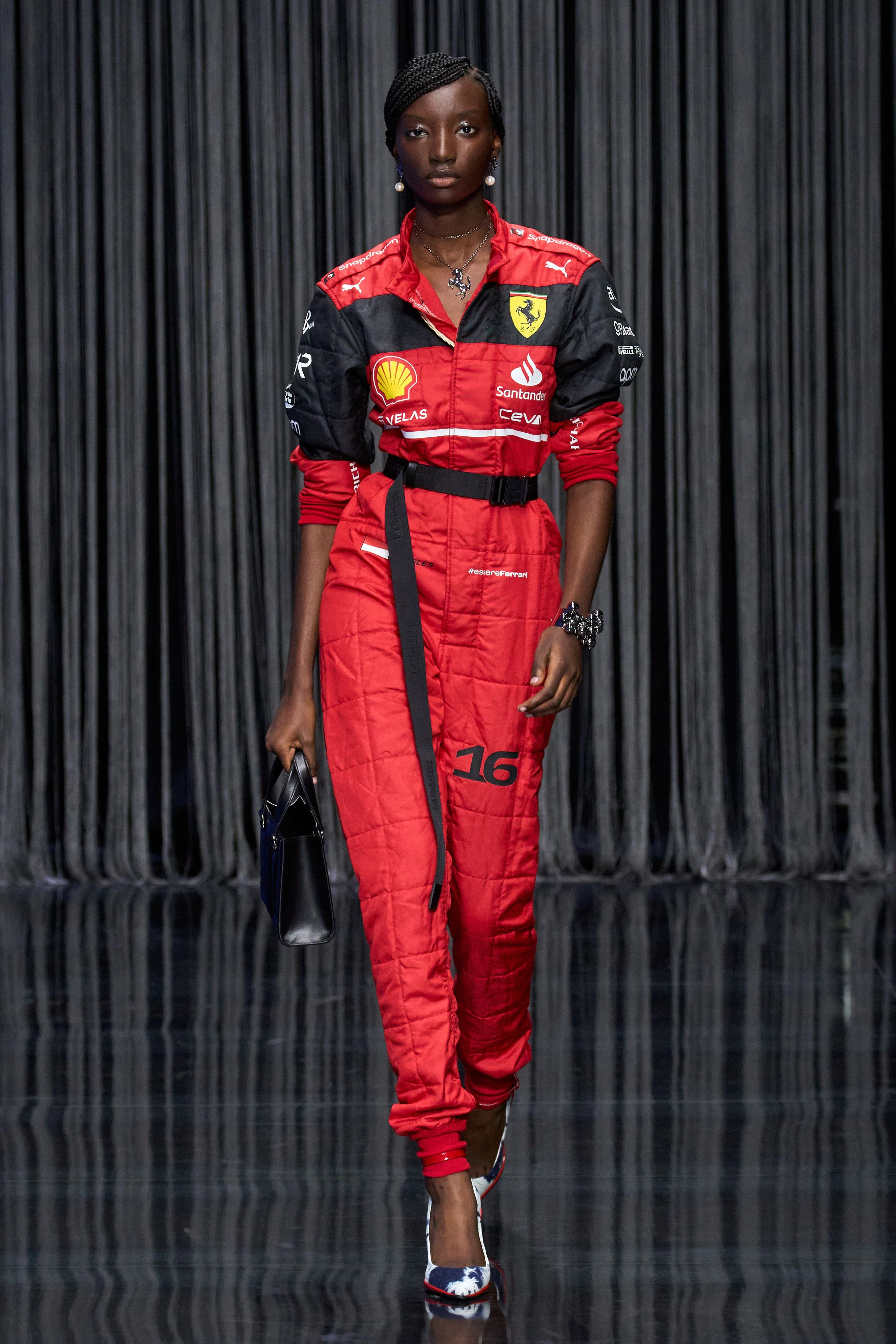 Der Einteiler bei Ferrari ist ein neu aufgelegter Formel-1-Anzug, der von Charles Leclerc und Carlos Sainz beim Grand Prix getragen wurde.&nbsp;