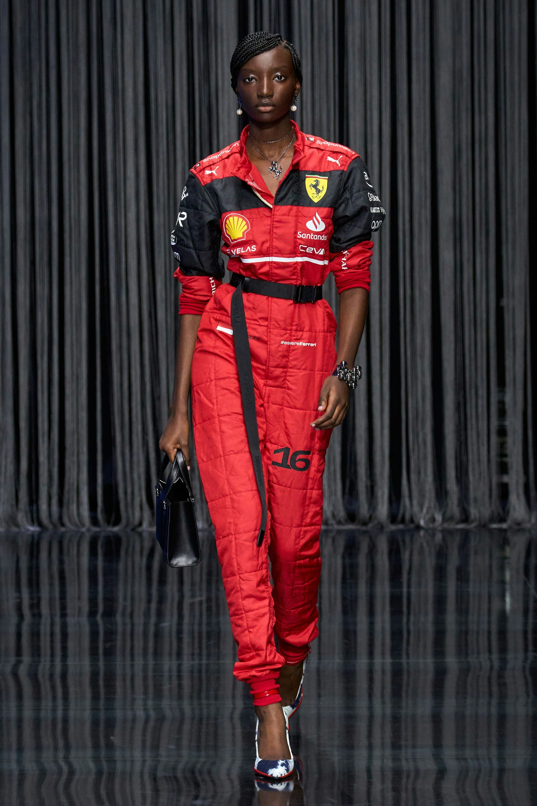 Der Einteiler bei Ferrari ist ein neu aufgelegter Formel-1-Anzug, der von Charles Leclerc und Carlos Sainz beim Grand Prix getragen wurde.&nbsp;