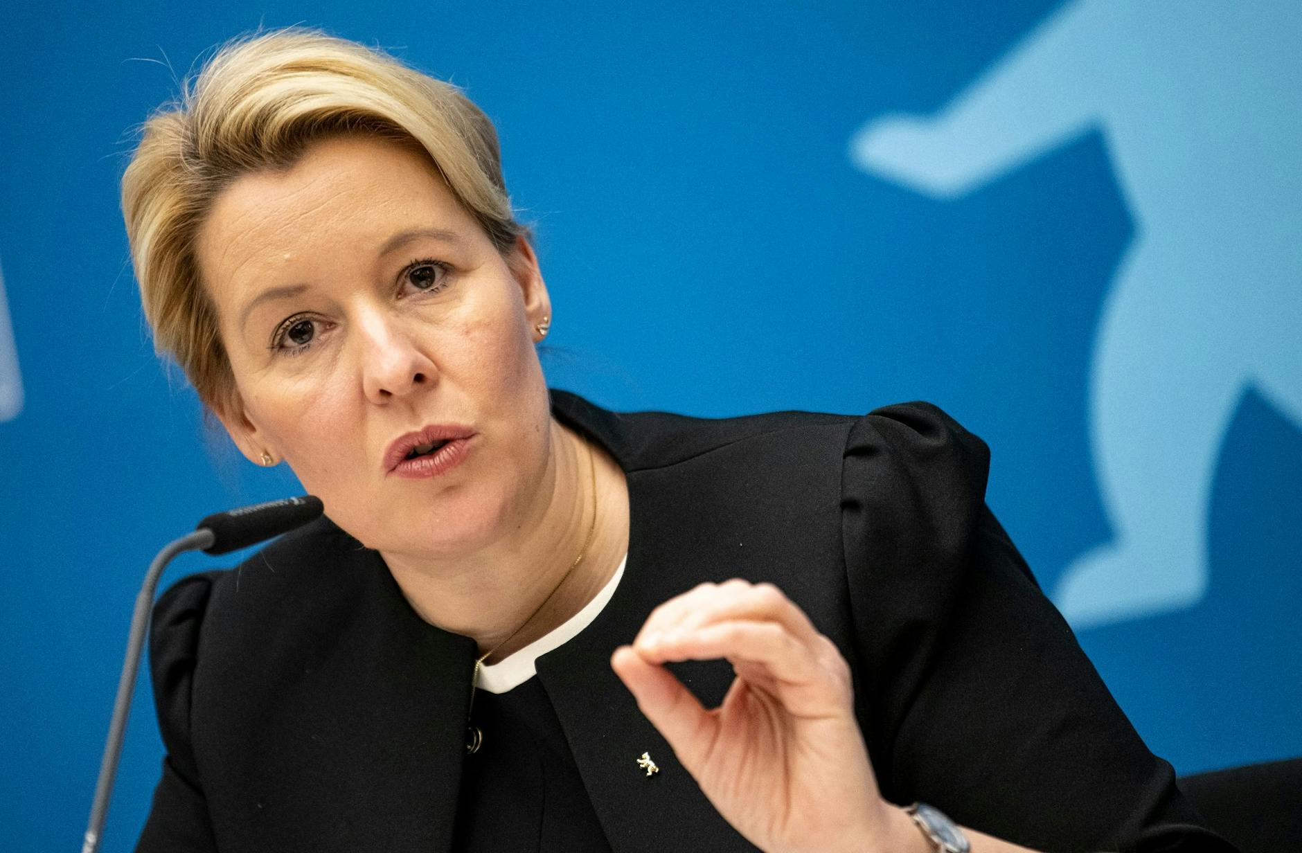 ARCHIV - Berlins Regierende Bürgermeisterin Franziska Giffey (SPD) bei einer Pressekonferenz in Berlin.