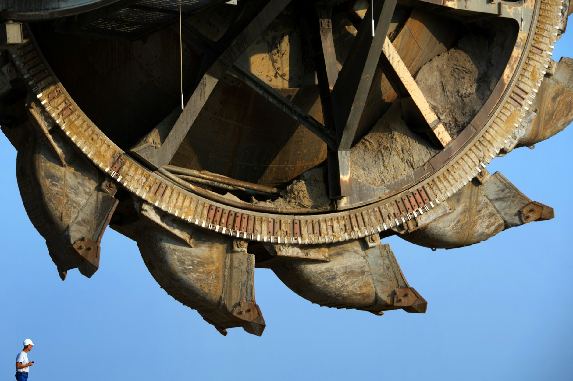 Die technischen Voraussetzungen für den Kohleausstieg sind bis 2030 nicht zu schaffen. Die  Schaufelradbagger werden noch lange Braunkohle fördern müssen.