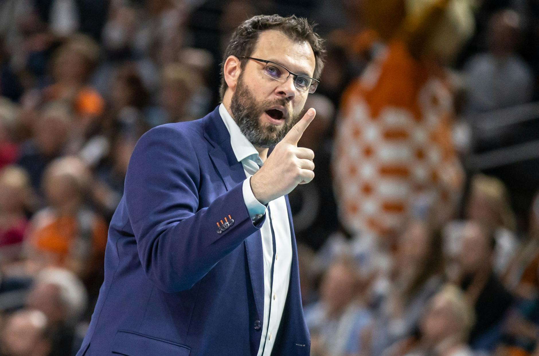 ARCHIV - Cedric Enard, Trainer der Berlin Volleys, streckt einen Zeigefinger nach oben.
