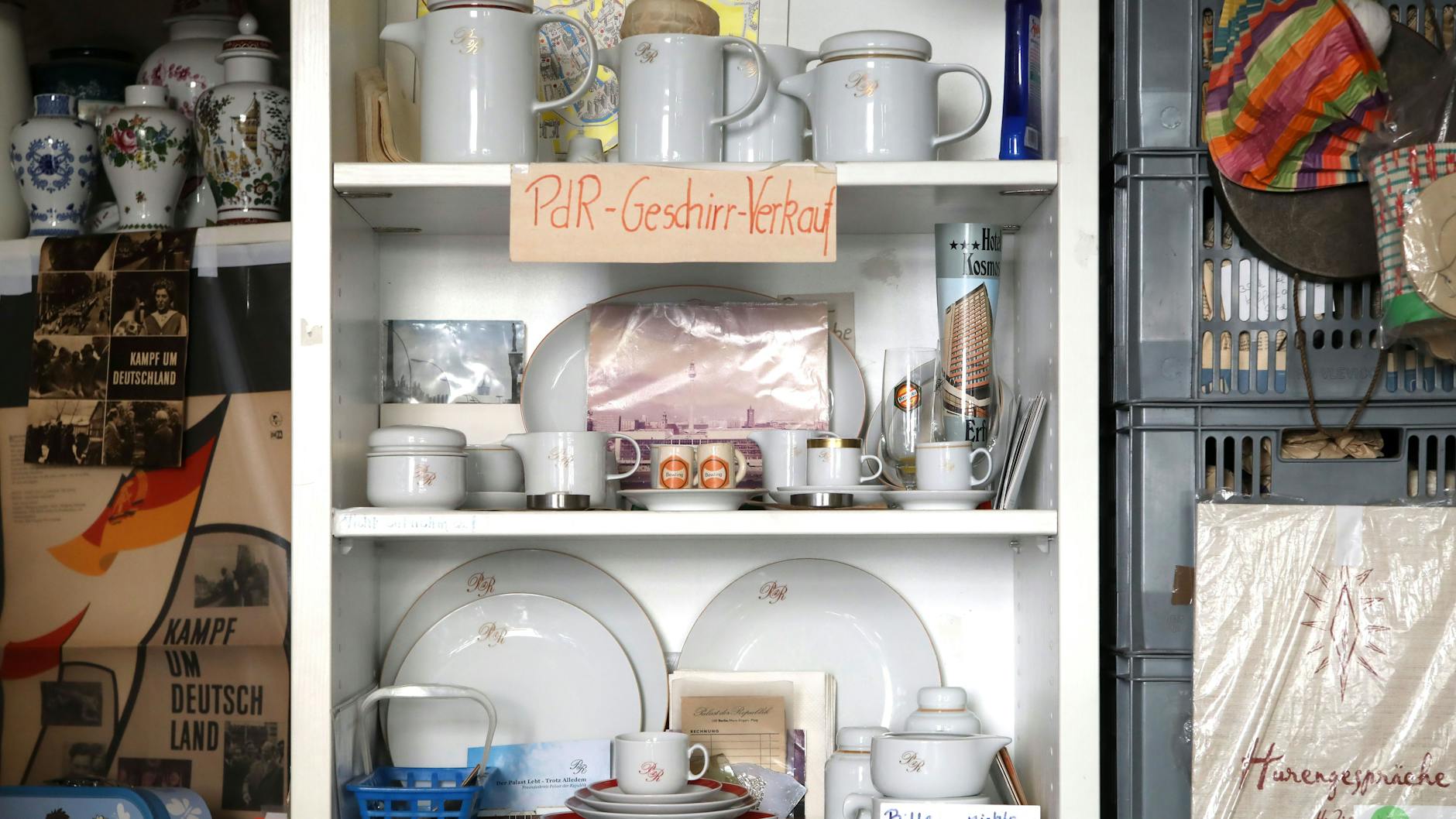 Im <a href="https://www.berliner-kurier.de/berlin/etwas-bewahren-das-man-gelebt-hat-li.204579">Vorwende-Laden von Frank und Bärbel Arndt</a> gibt es Original-DDR-Stücke zu kaufen, z.B. Geschirr aus dem Palast der Republik. Bei Sammlern ist es noch immer begehrt. 