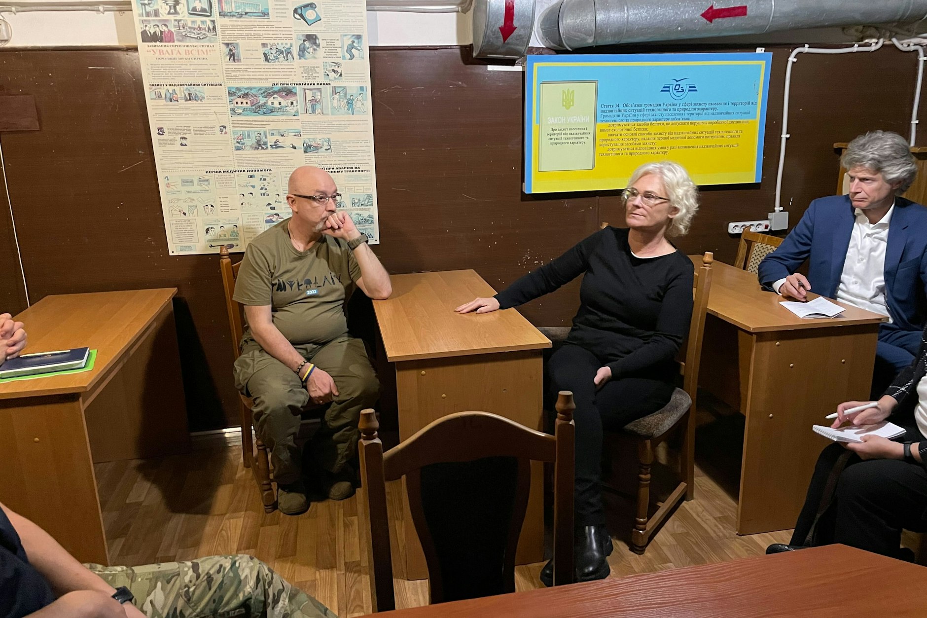 Bundesverteidigungsministerin Christine Lambrecht (SPD) sitzt mit ihrem ukrainischen Amtskollegen Oleksij Resnikow bei Luftalarm in Odessa im Luftschutzbunker.