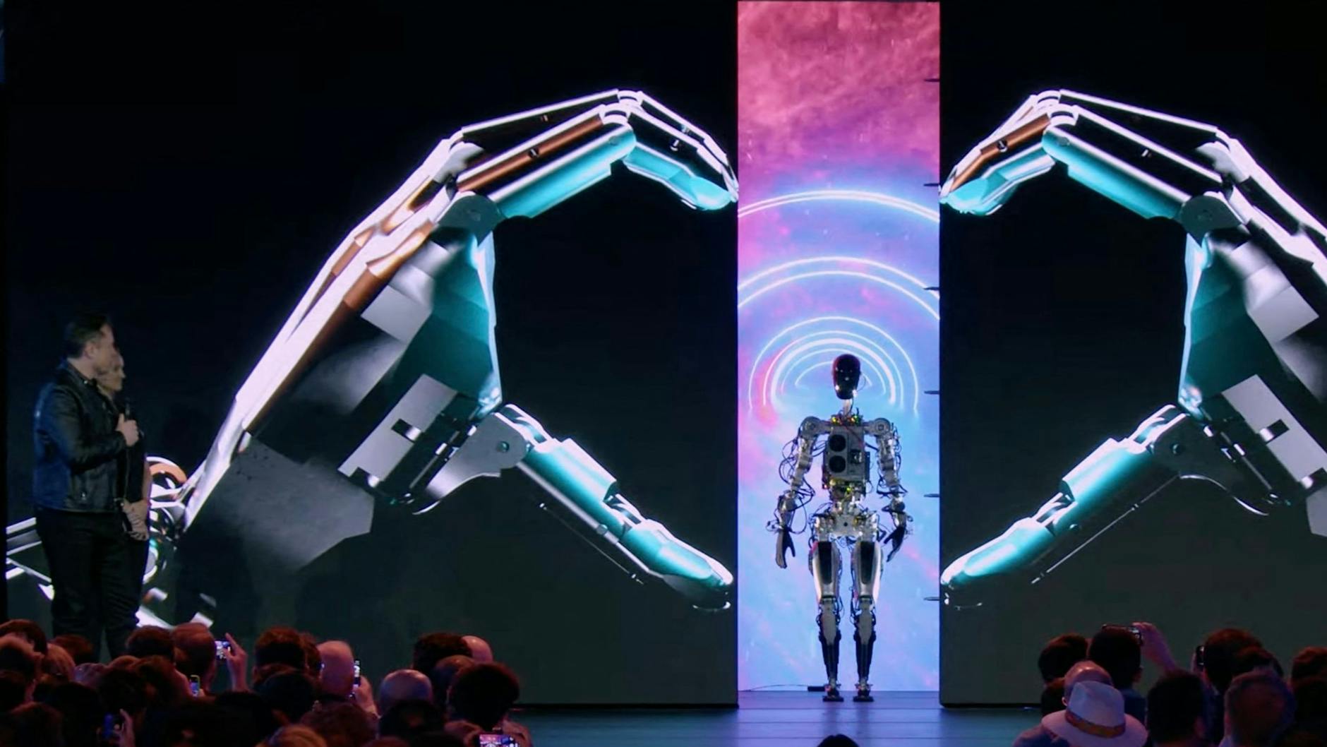 Elon Musk (l.) präsentiert in Palo Alto seinen Roboter „Optimus“.