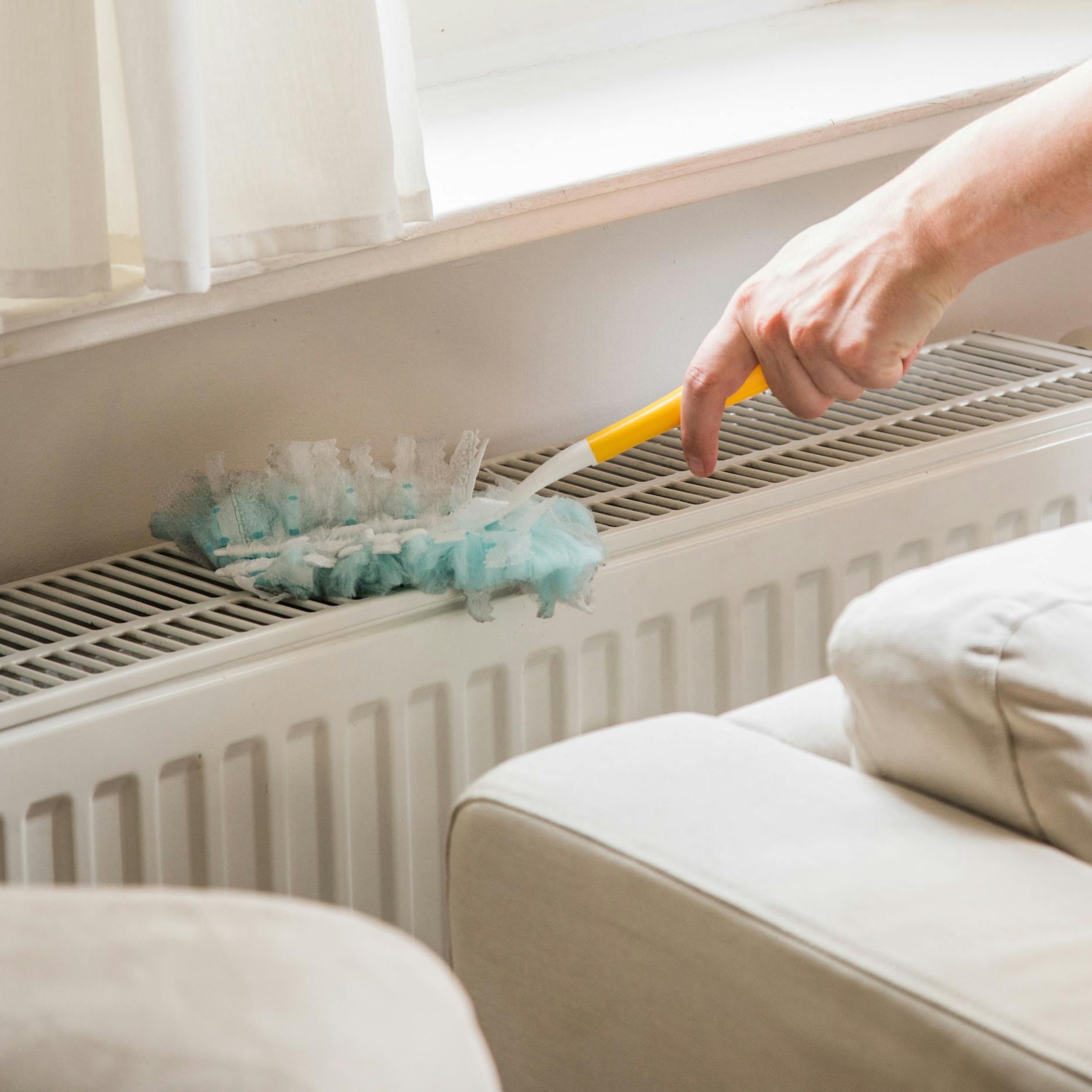 Energiesparen kann so einfach sein: Die Heizkörper regelmäßig abstauben. 