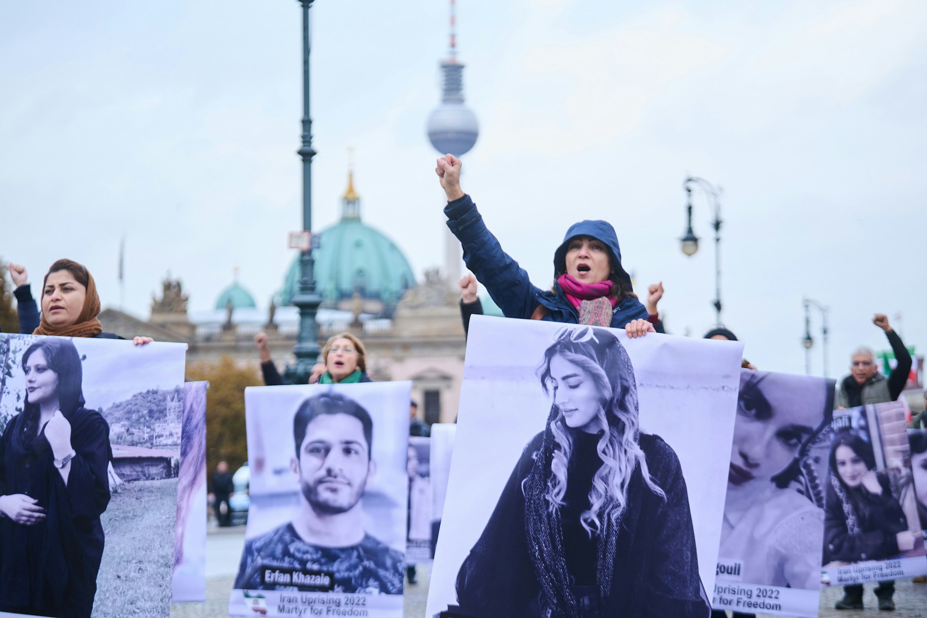 Demonstrantinnen tragen Bilder von Personen, die laut dem Nationalem Widerstandsrat Iran (NWRI) bei den Aufständen gegen das Iran-Regime getötet wurden.&nbsp;