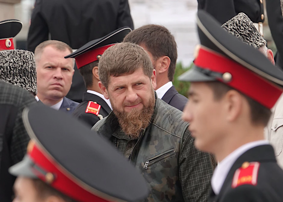 Tschetschenen-Führer Ramsan Kadyrow (M.) soll Elitesoldaten in die Ukraine geschickt haben. Jetzt echauffiert er sich über die jüngsten Niederlagen der russischen Streitkräfte.&nbsp;
