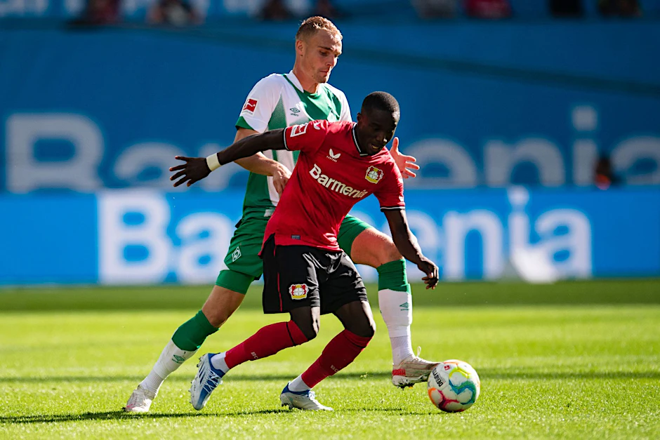 Bremens Amos Pieper (l) versucht Leverkusens Moussa Diaby vom Ball zu trennen.   - Nutzung nur nach schriftlicher Vereinbarung mit der dpa