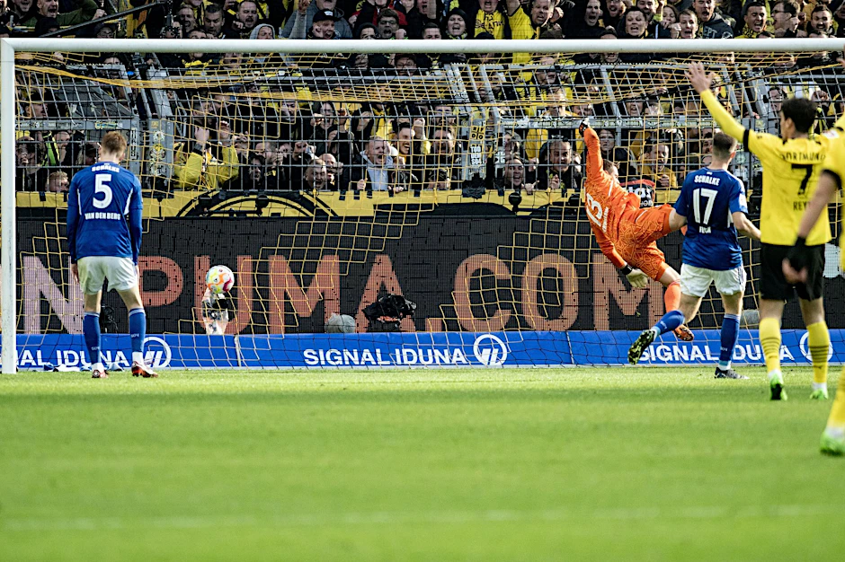 Der Ball fliegt zum Dortmunder 1:0 ins Schalker Tor.   - Nutzung nur nach schriftlicher Vereinbarung mit der dpa