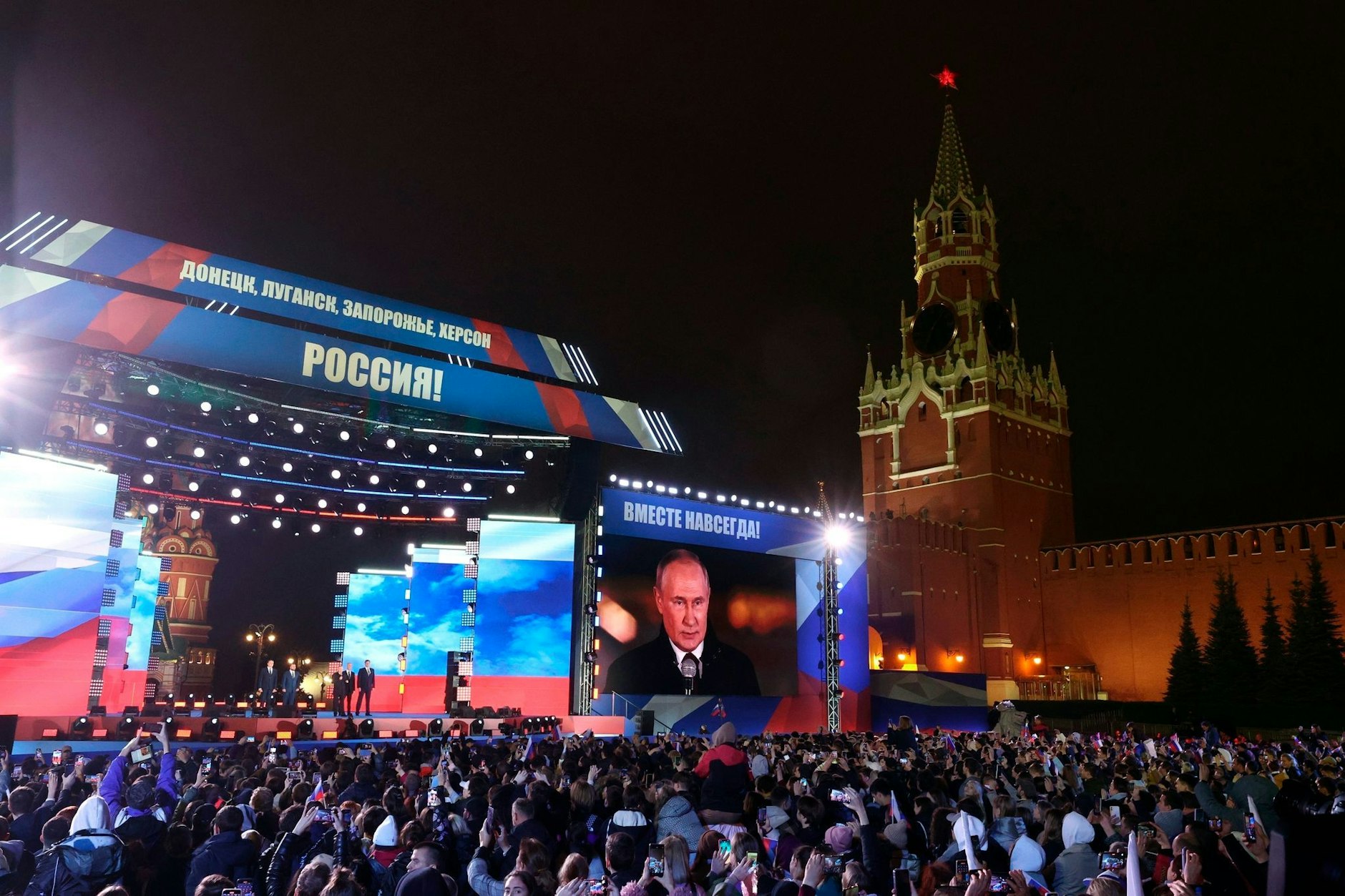 Russlands Präsident Wladimir Putin spricht während der Feierlichkeiten zur Annexion der ukrainischen Regionen auf dem Roten Platz in Moskau.