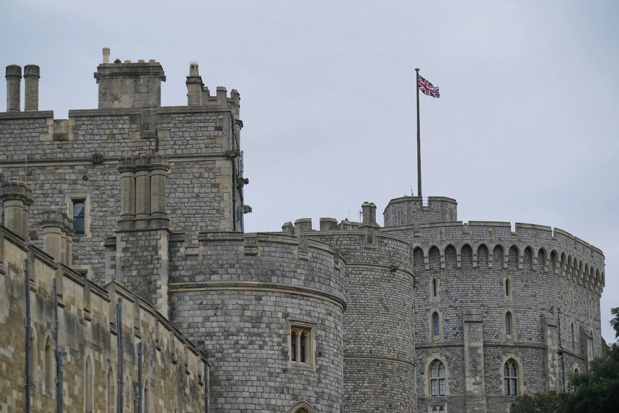 Die britische Flagge über Schloss Windsor weht wieder auf Vollmast, da die Trauerzeit nach dem Tod von Königin Elisabeth II. zu Ende ist.  