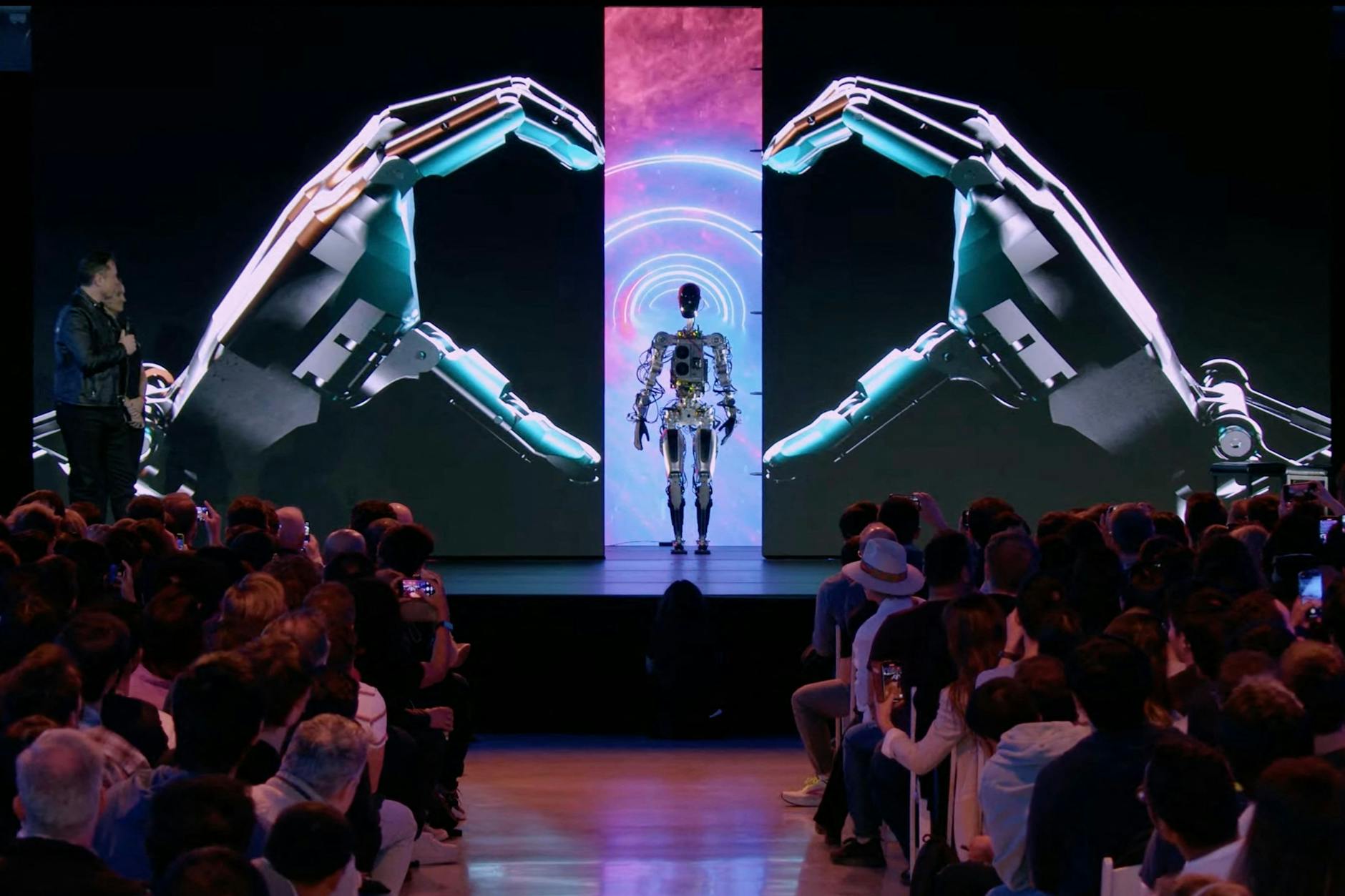 Teslas erster humanoider Roboter-Prototyp auf der Bühne.