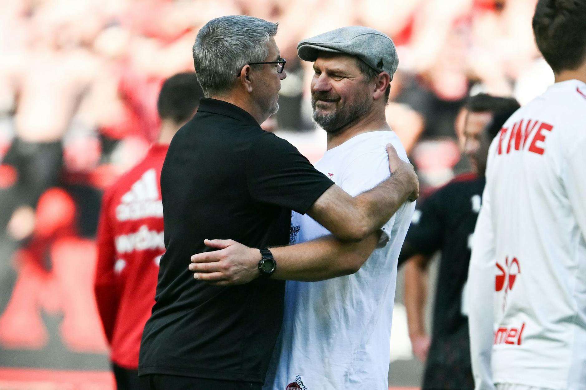 Kölns Trainer Steffen Baumgart (r.) und Unions Trainer Urs Fischer sind zwei, die sich echt gut verstehen, was den Fußball angeht.