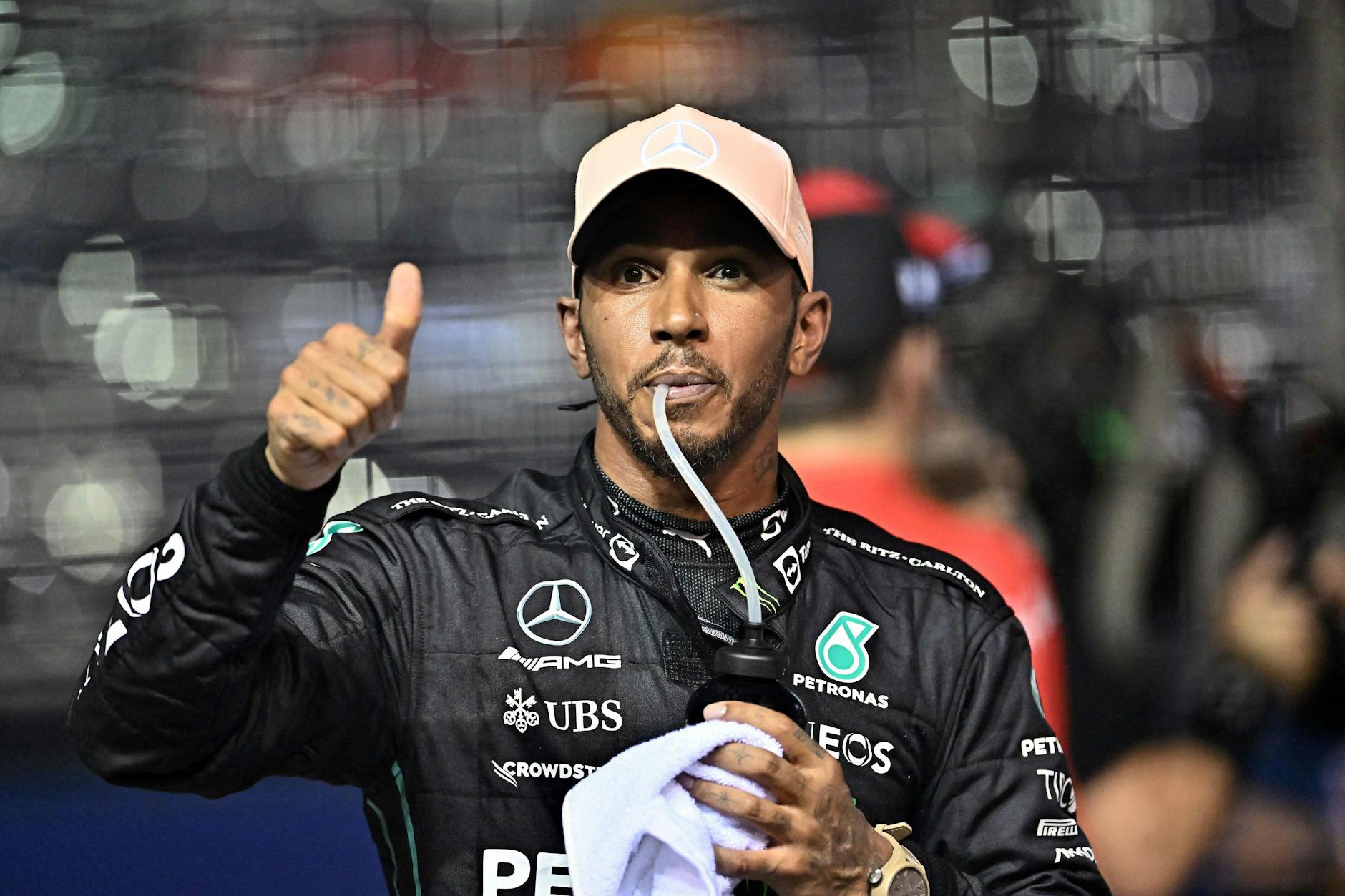 Lewis Hamilton hatte das winzige Nasenpiercing im Cockpit getragen. Das verstößt gegen die Fia-Regeln.