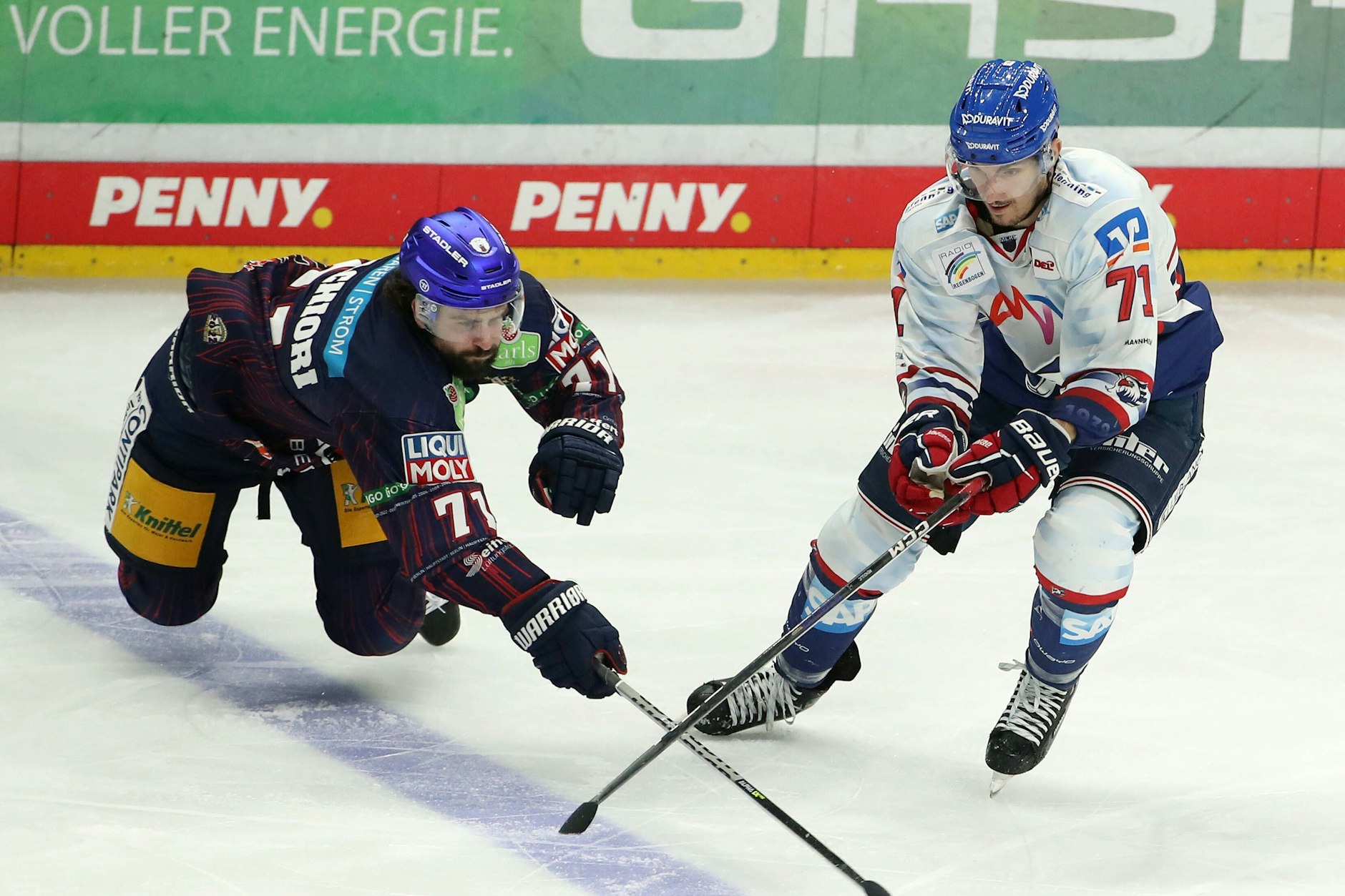 Sinnbildlich: Eisbär Julian Melchiori kommt gegen Mannheims Borna Rendulic (r.) ins Straucheln. 