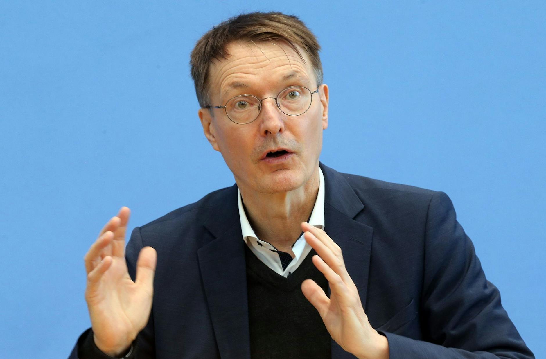 Gesundheitsminister Karl Lauterbach (SPD) äußert sich im Haus der Bundespressekonferenz zum aktuellen Infektionsgeschehen und nimmt zum RKI-Wochenbericht Stellung.