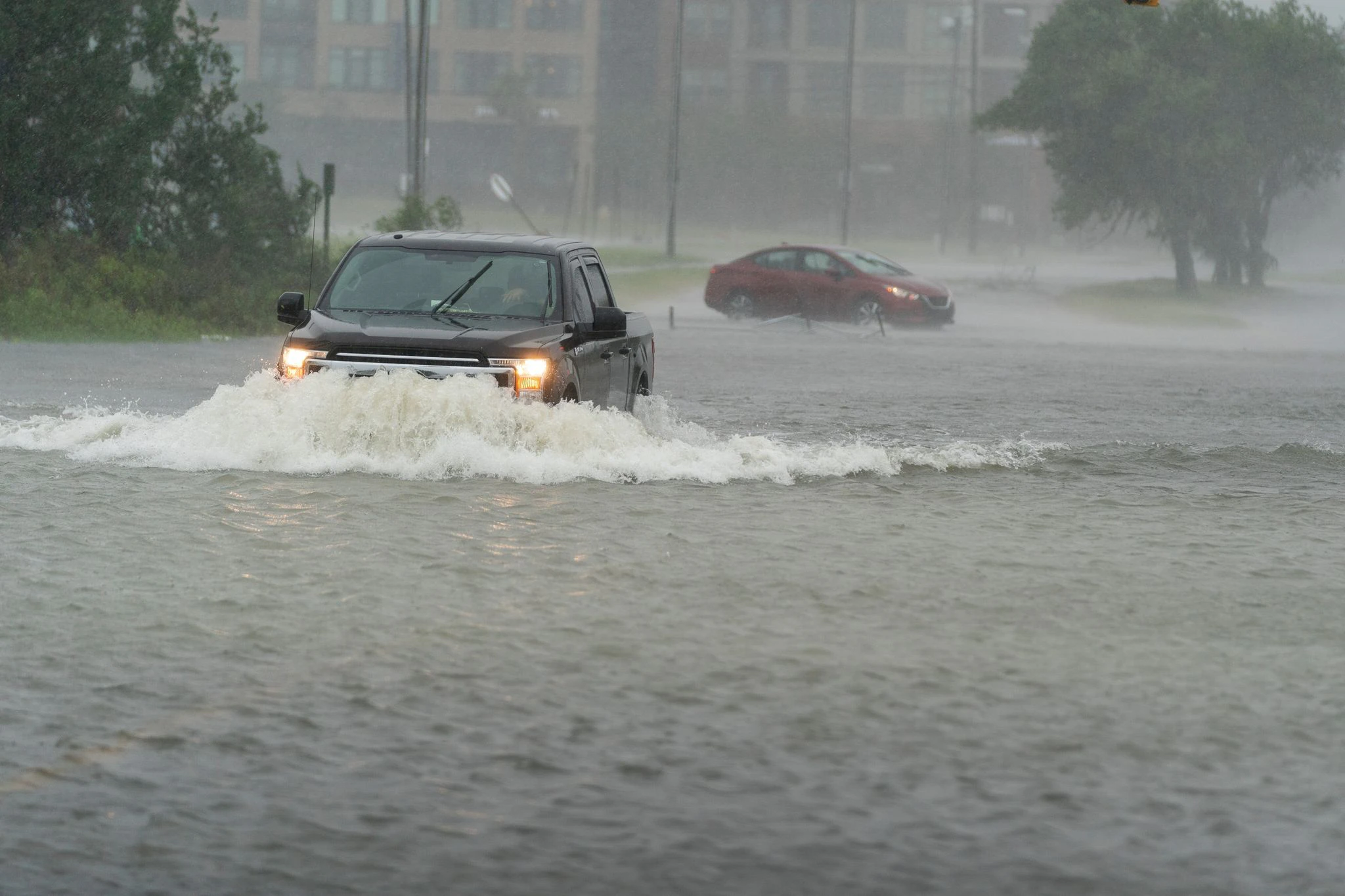 Ein Auto pflügt in Charleston durch Hochwasser, das durch Hurrikan «Ian verursacht wurde. Nach schweren Verwüstungen in Florida, hat der Sturm als nächste Küstenregion den Bundesstaat South Carolina erreicht - begleitet von Warnungen der Meteorologen.  