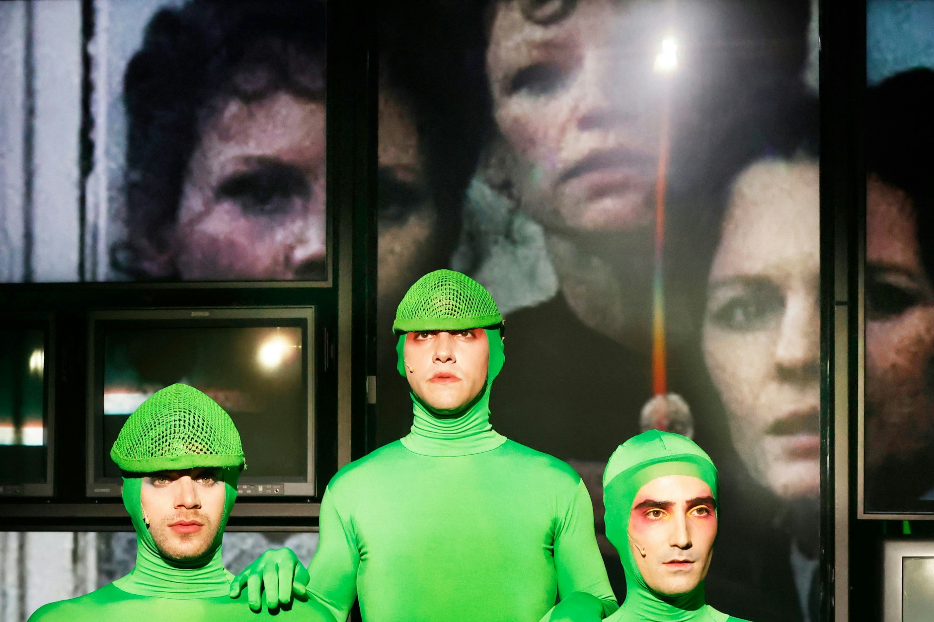 Zweimal die drei Schwestern Irina, Mascha und Olga: Hinten: Swetlana Schönfeld, Ursula Werner, Monika Lennartz, vorn: Karim Daoud, Oscar Olivo und Amre Aksızoğlu (jeweils v.l.)