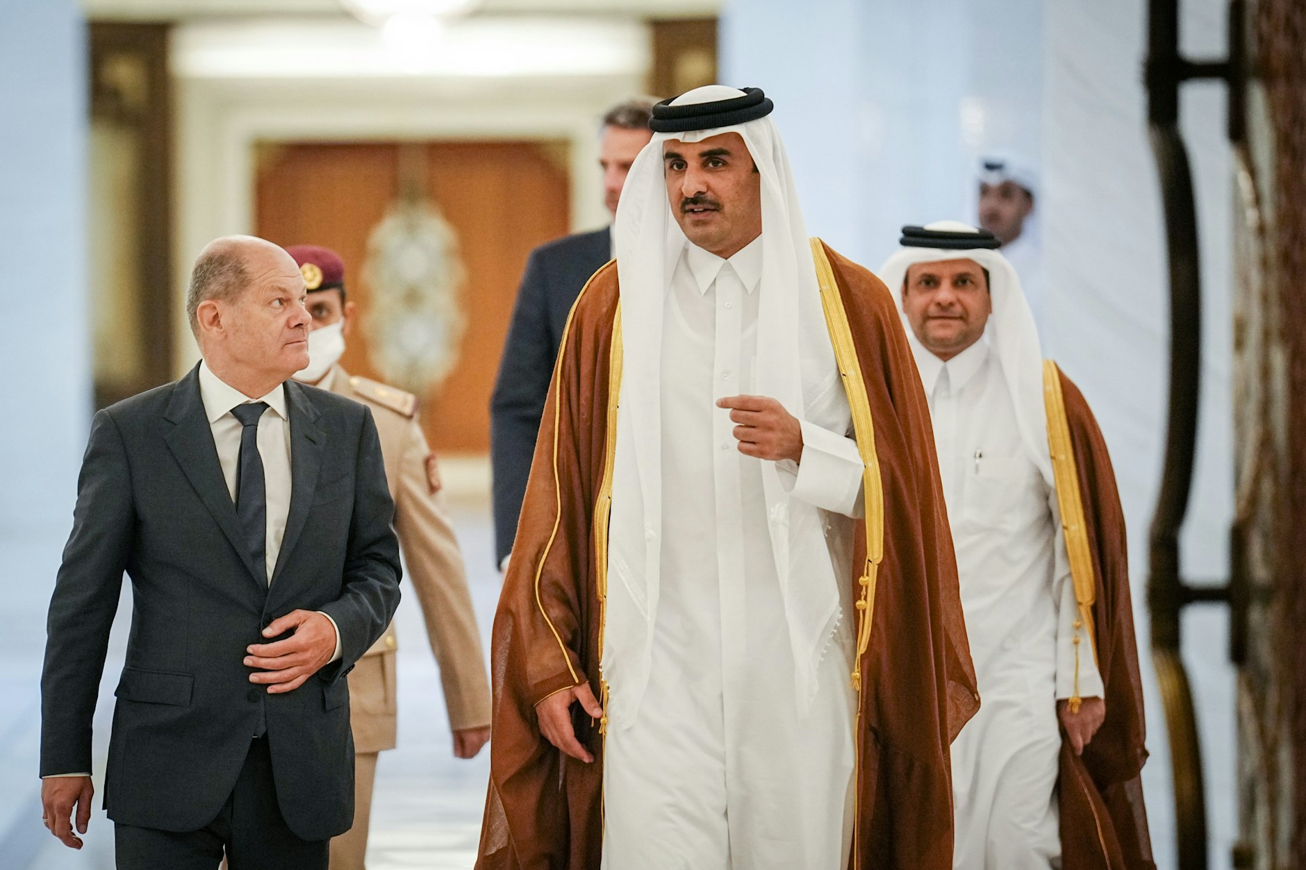 Bundeskanzler Olaf Scholz (l., SPD) und der Emir von Katar, Tamim bin Hamad Al Thani.