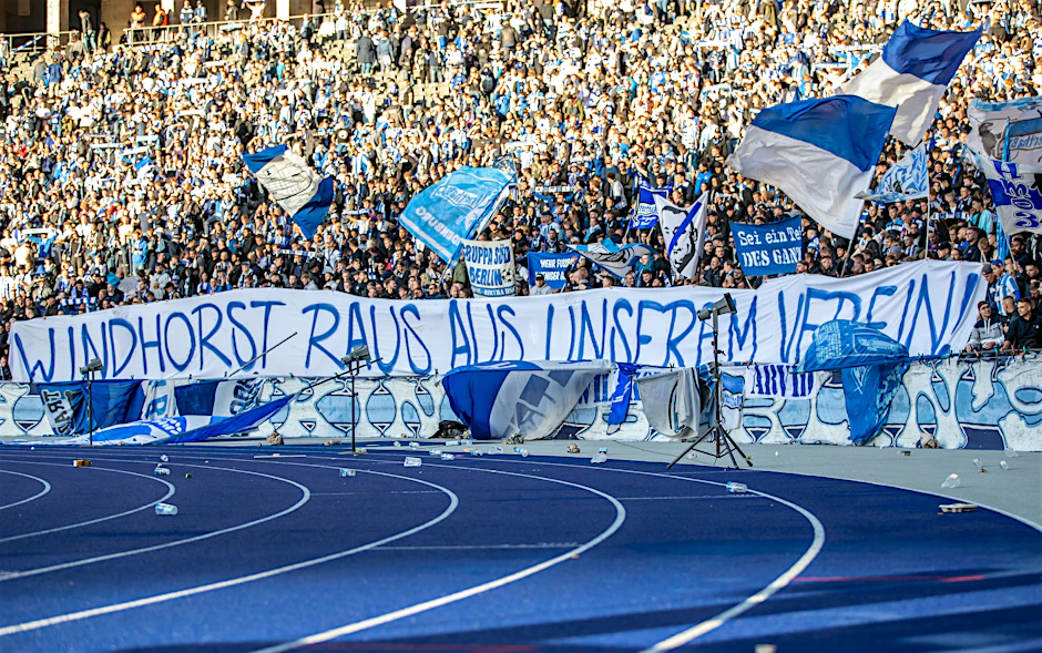 Die Hertha-Fans nutzen ein Banner, um ihre Meinung zum Ausdruck zu bringen.