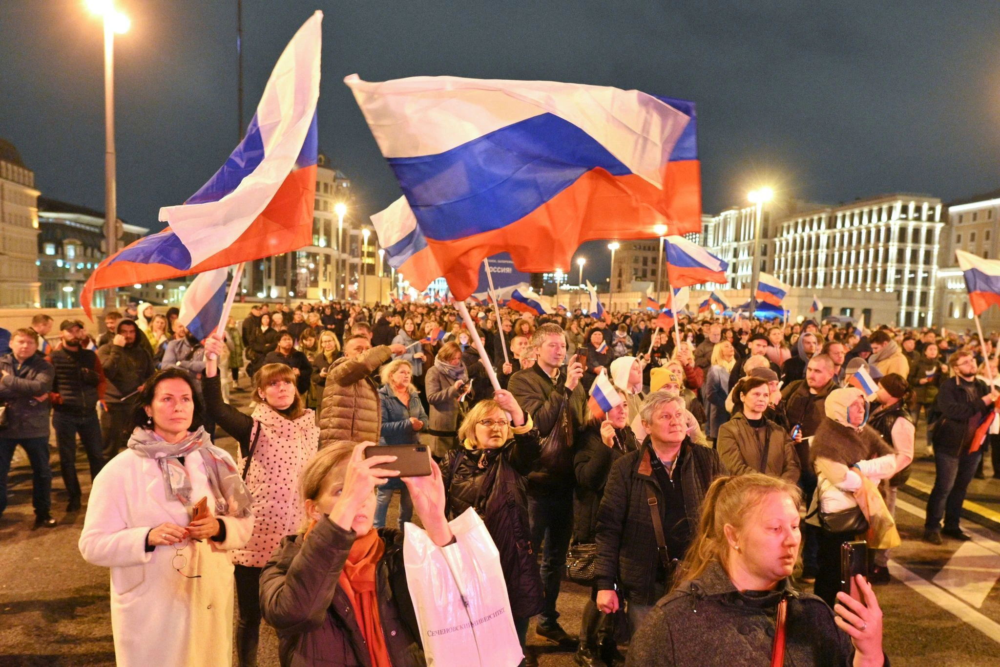 Menschen versammeln sich auf dem Roten Platz in Moskau, um die Annexion der ukrainischen Regionen zu feiern.  