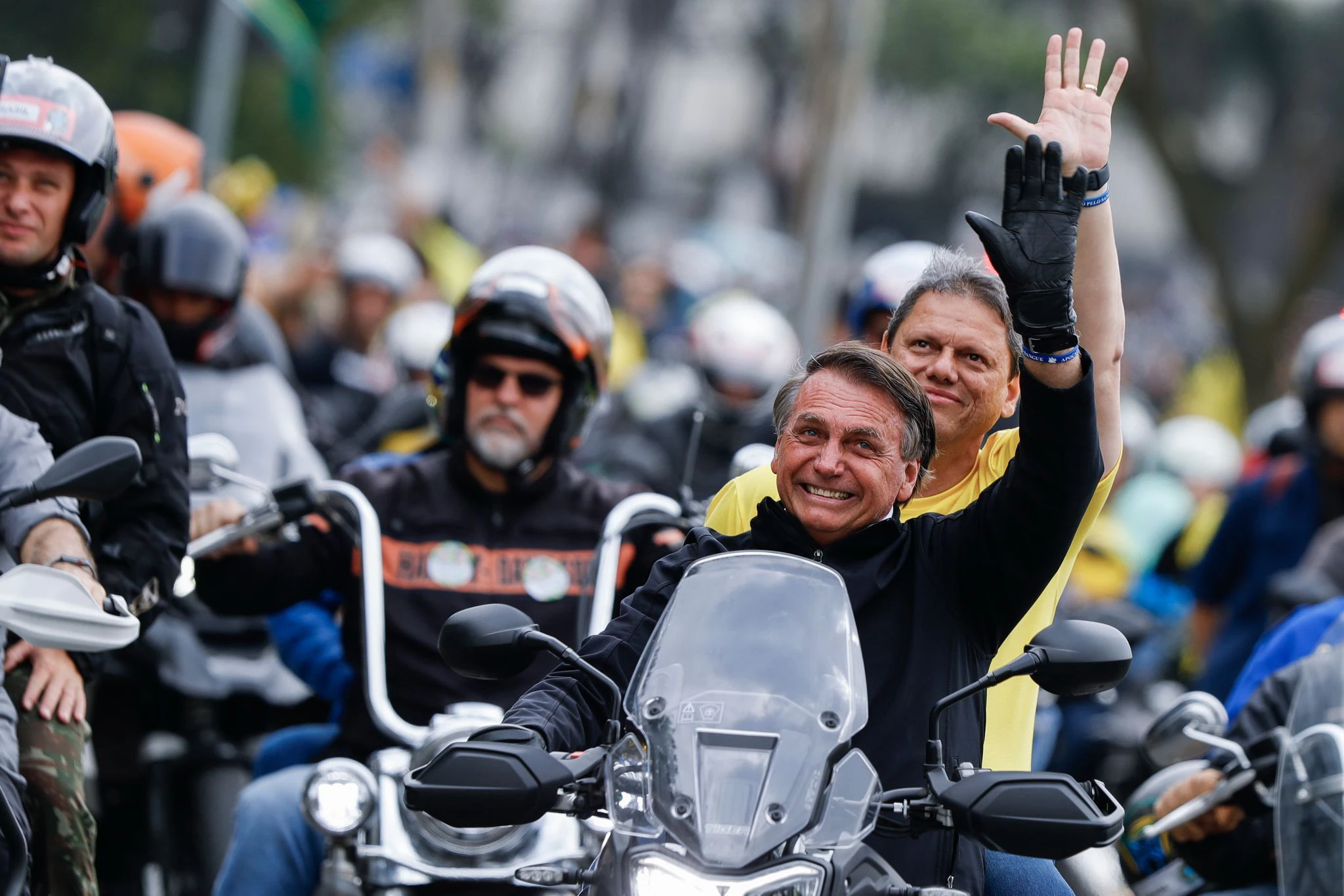 dpatopbilder - Jair Bolsonaro, Präsident von Brasilien, führt eine Karawane von Motorradfahrern mit Tarcisio de Freitas, Gouverneurskandidat von Sao Paulo, auf dem Rücksitz an.  