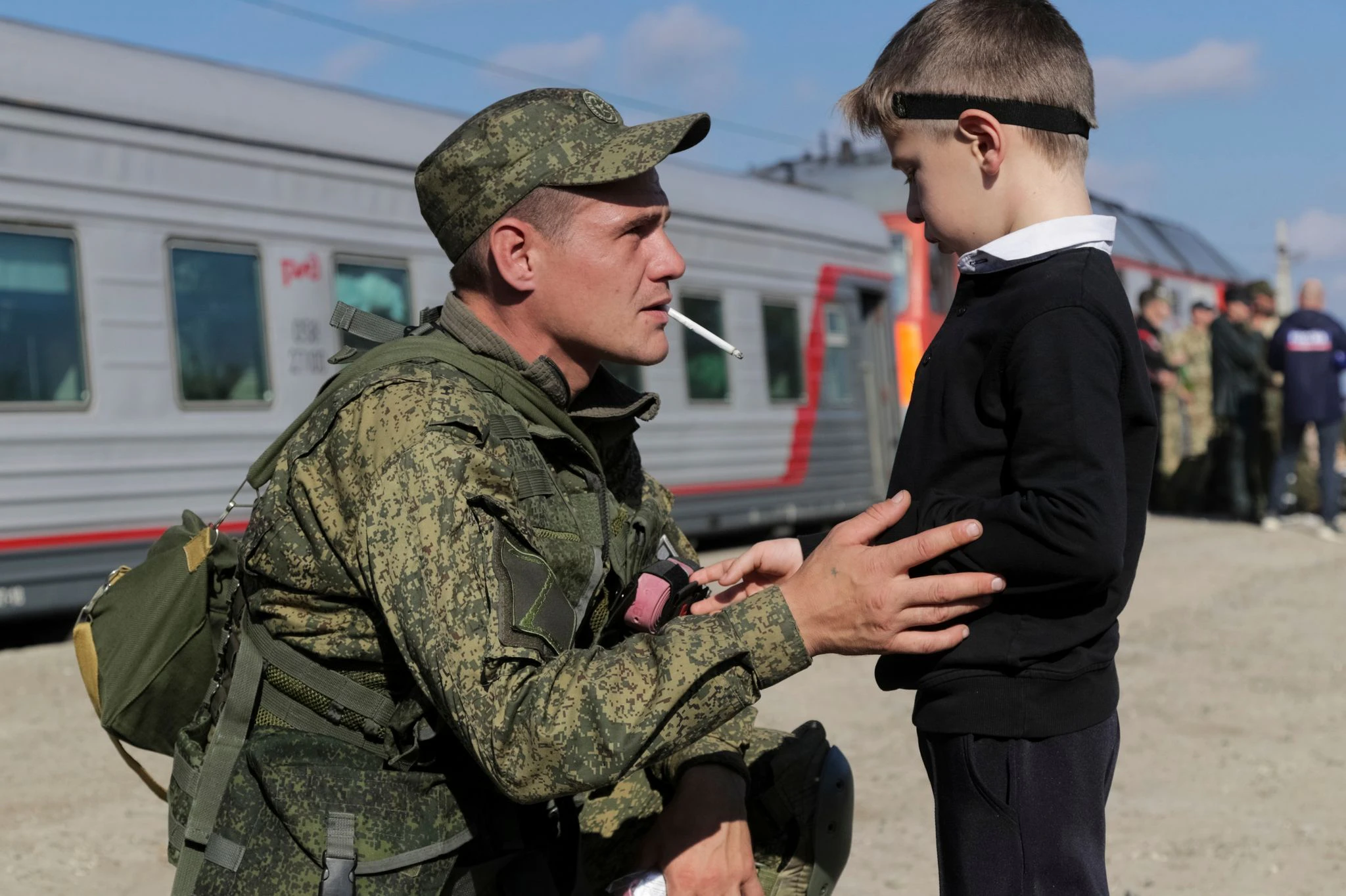 Ein russischer Rekrut spricht mit seinem Sohn, bevor er einen Zug am Bahnhof in Prudboi besteigt. Kremlchef Wladimir Putin will heute die Annexion der ukrainischen Regionen Luhansk, Donezk, Cherson und Saporischschja gegen internationalen Protest durchziehen.  