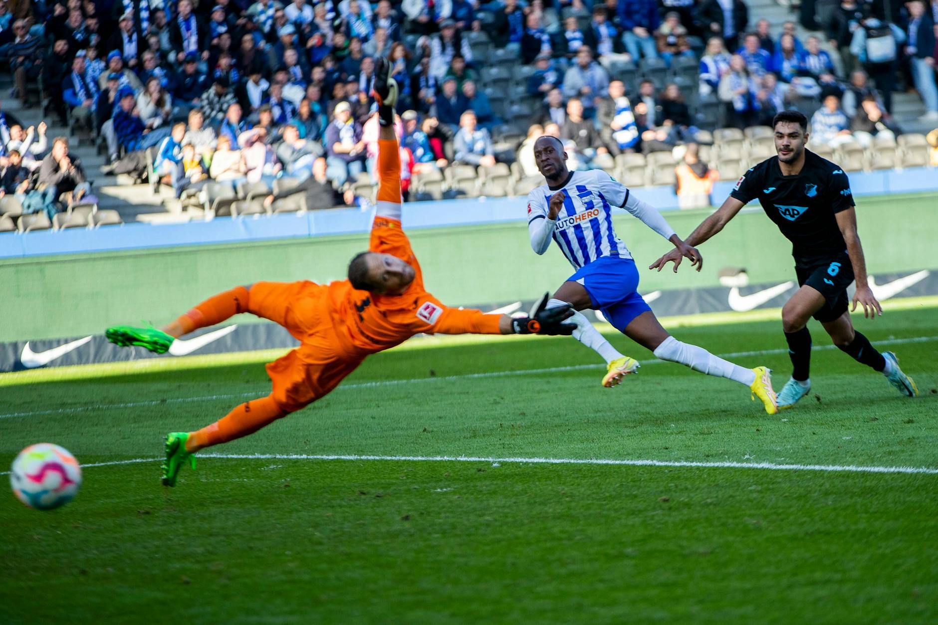 Dodi Lukebakio trifft zum 1:1 und rettet Hertha damit einen Punkt.