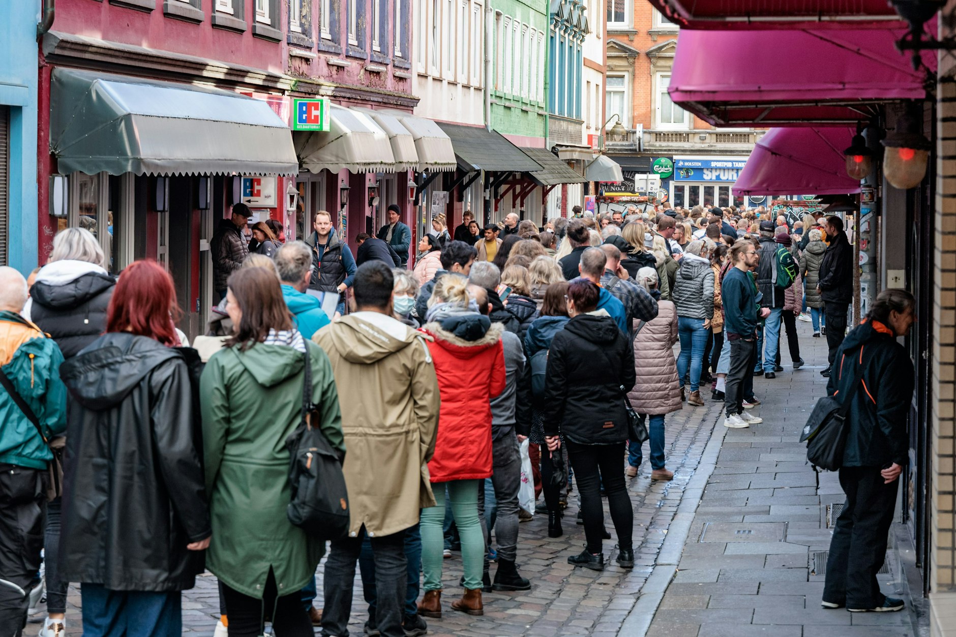 Ausnahmsweise dürfen auch mal Frauen in die Herbertstraße. Sonst ist die Puffmeile Männern ab 18 Jahren vorbehalten.