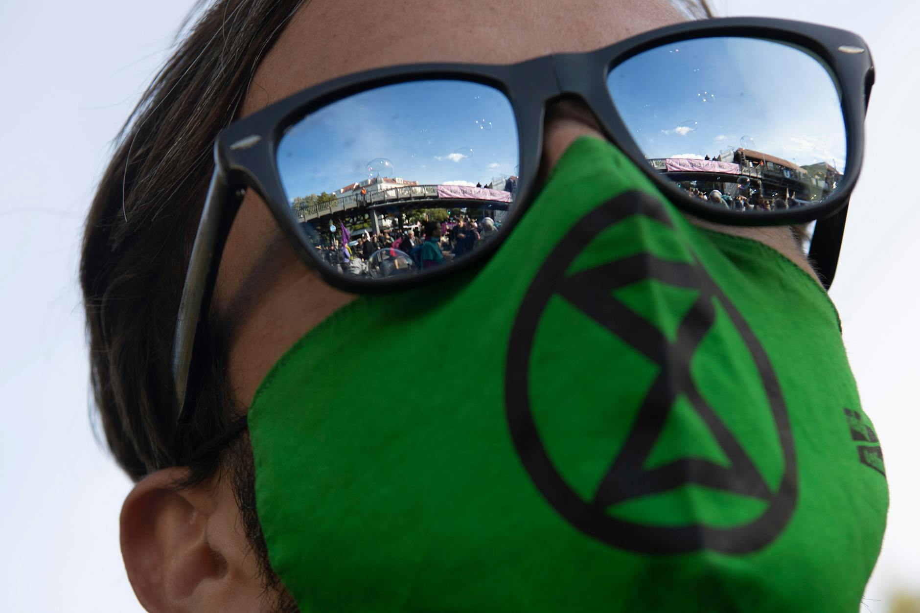 Mitglied der Gruppe Extinction Rebellion steht bei einer Blockade in Berlin-Kreuzberg. (Archivbild)