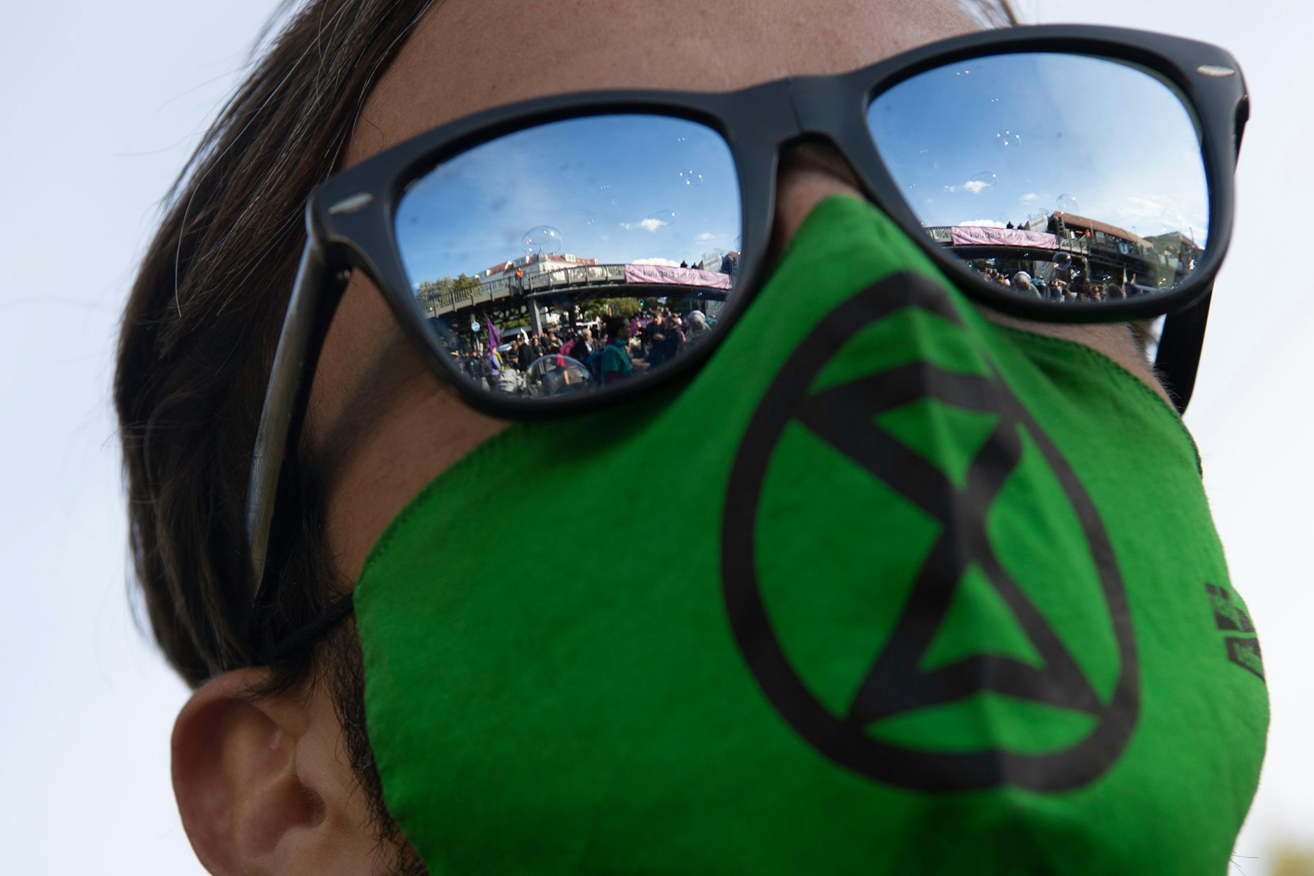 Mitglied der Gruppe Extinction Rebellion steht bei einer Blockade in Berlin-Kreuzberg. (Archivbild)