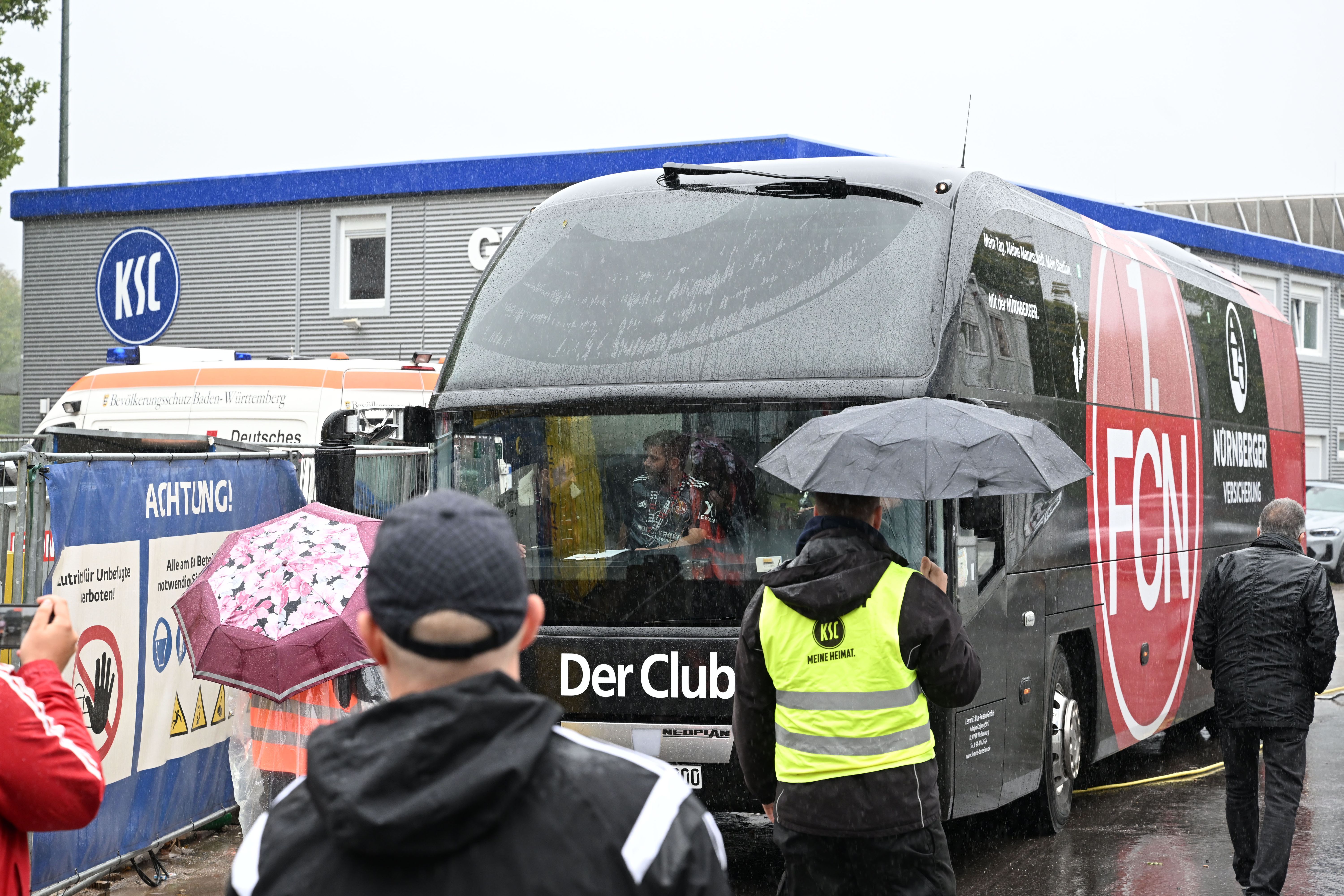Image - Irre Panne: Polizei lässt Bus mit Fußball-Fans statt Spielern durch