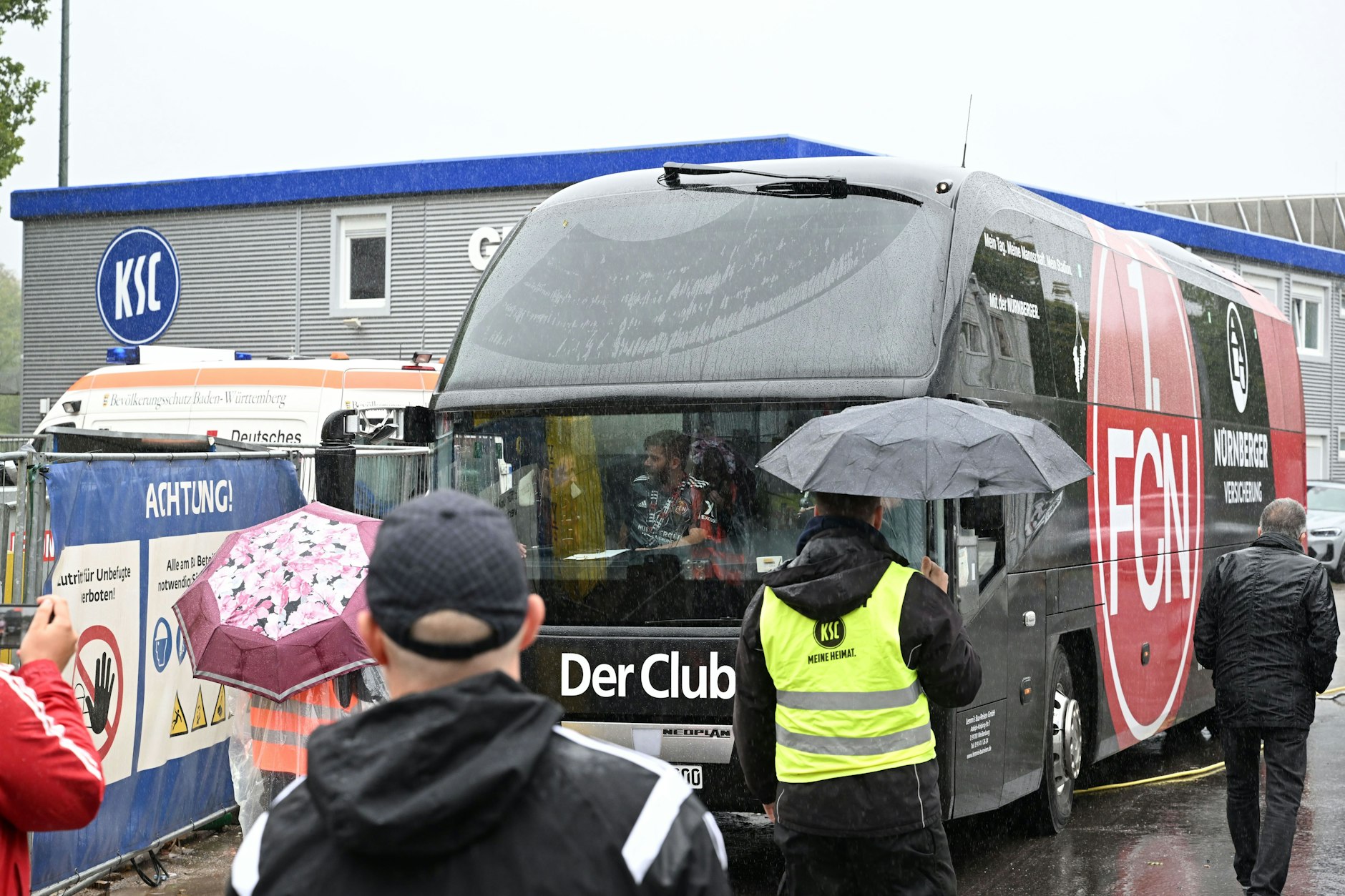 Die Polizei lotste den falschen Bus zum Stadion.