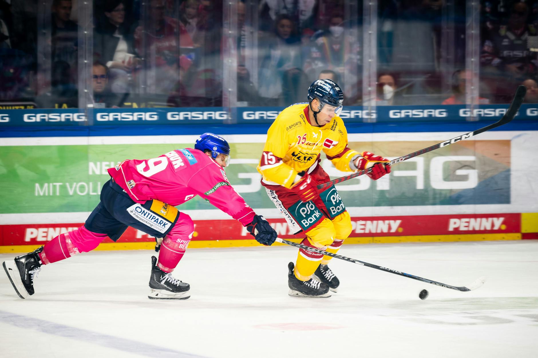 Zach Boychuk von den Eisbären Berlin und Stephen Harper von der Düsseldorfer EG während des Spiels.