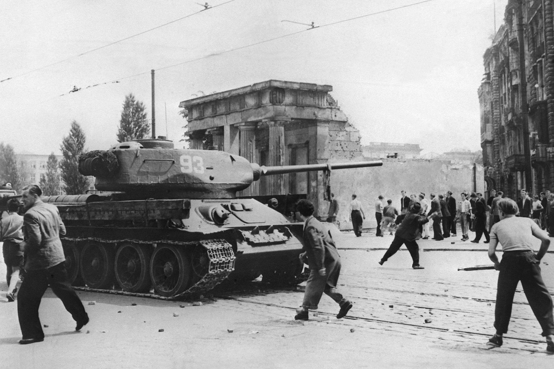Ein Höhepunkt jahrelangen Widerstands: Demonstranten werfen am 17. Juni 1953 in Berlin mit Steinen nach russischen Panzern.