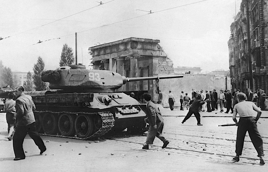 Ein Höhepunkt jahrelangen Widerstands: Demonstranten werfen am 17. Juni 1953 in Berlin mit Steinen nach russischen Panzern.