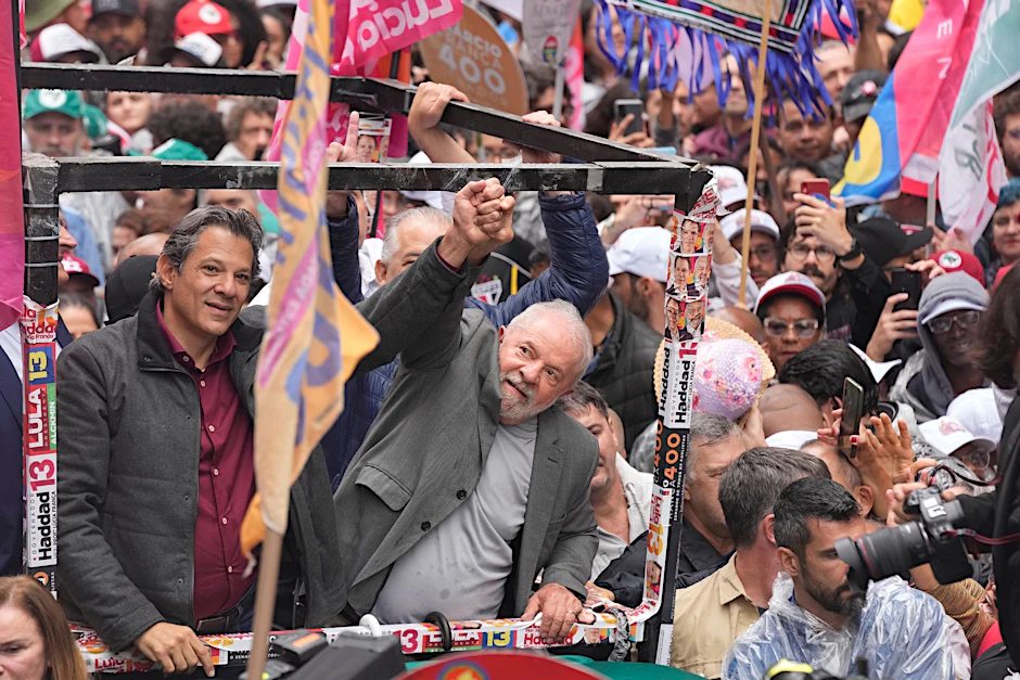 dpatopbilder - Fernando Haddad (l), Gouverneurskandidat der Arbeiterpartei, und Brasiliens ehemaliger Präsident Luiz Inacio Lula da Silva, gestikulieren während einer Wahlkampfveranstaltung einen Tag vor den Parlamentswahlen.  